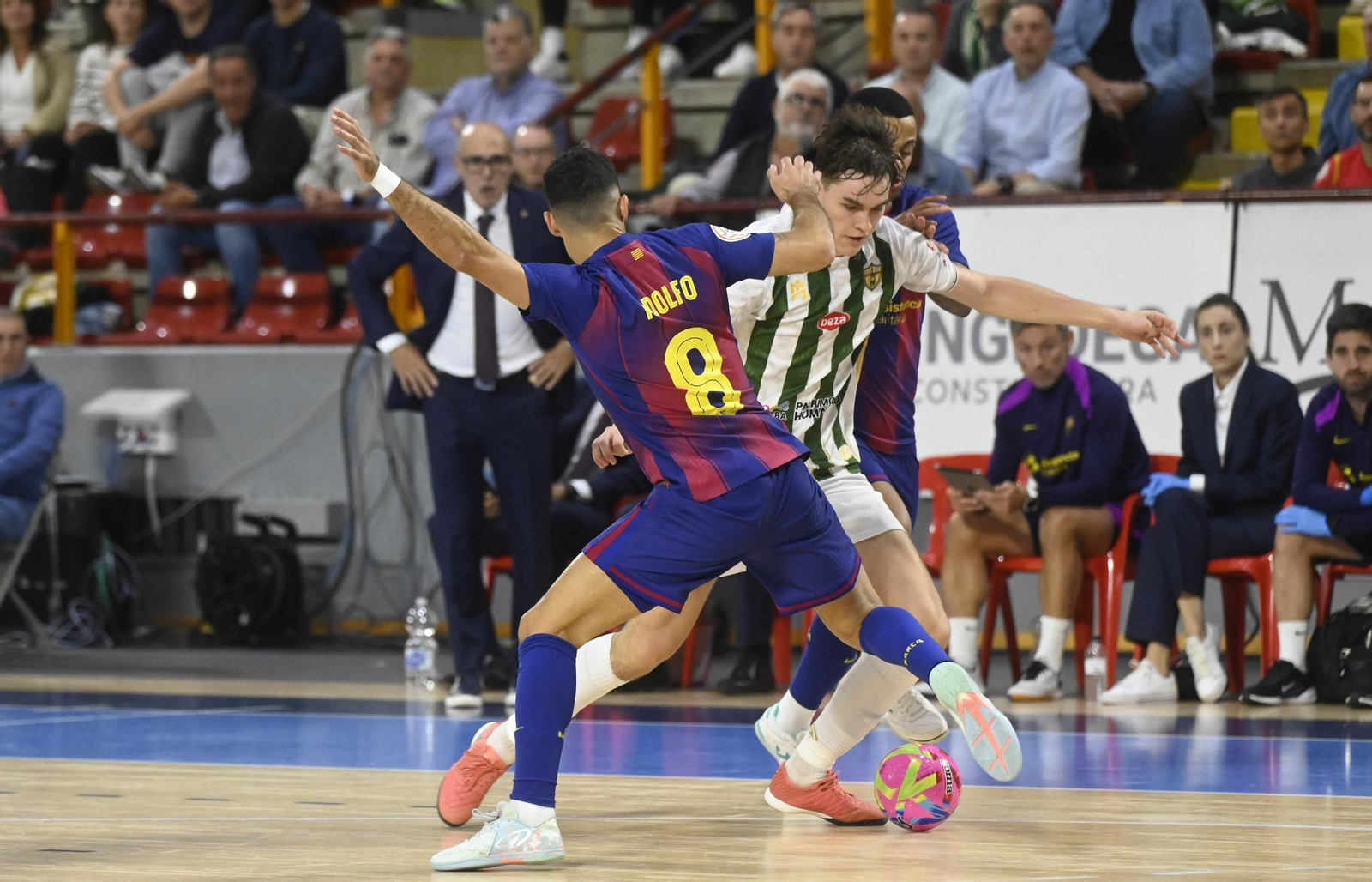 Las mejores fotos del ambiente en Vista Alegre para el Córdoba Futsal - Barça