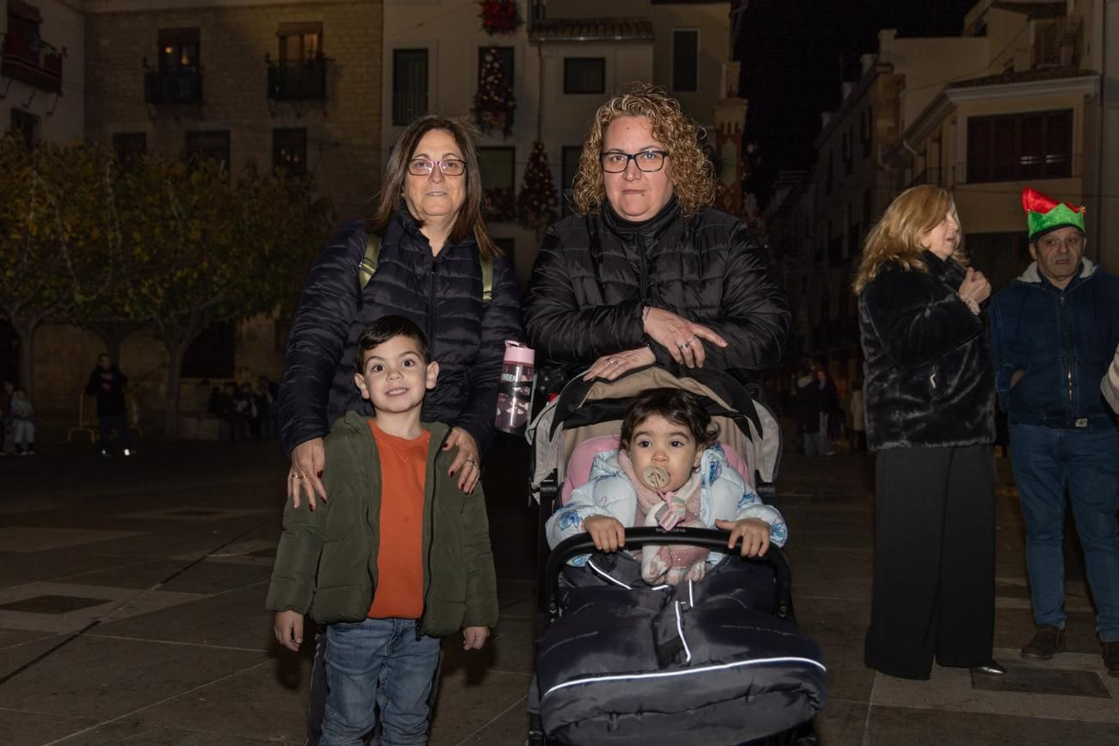 Los jiennenses disfrutan del centro de la ciudad, rodeados de un ambiente navideño