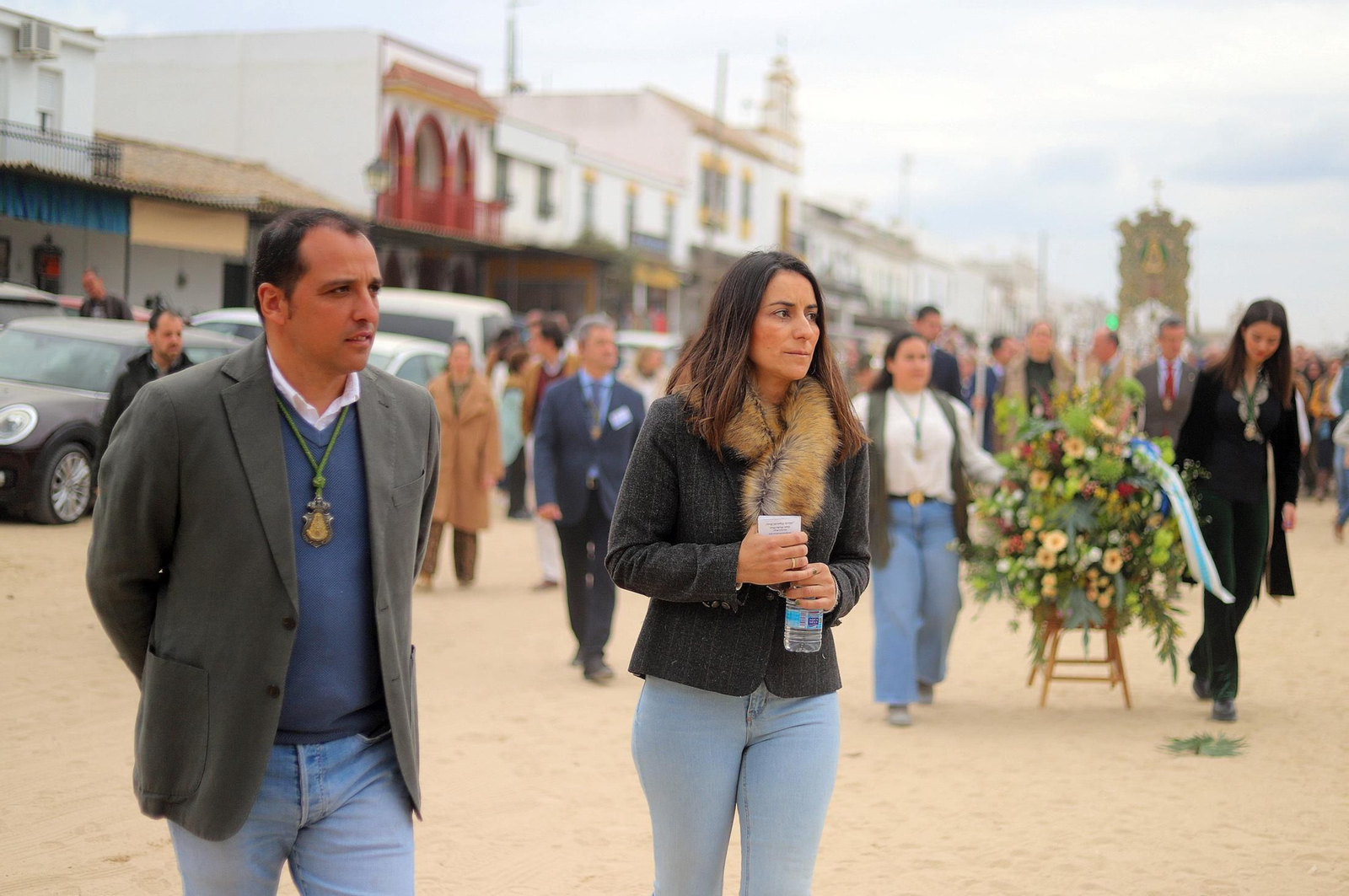 Imágenes del gran ambiente en la aldea de El Rocío en la mañana del domingo