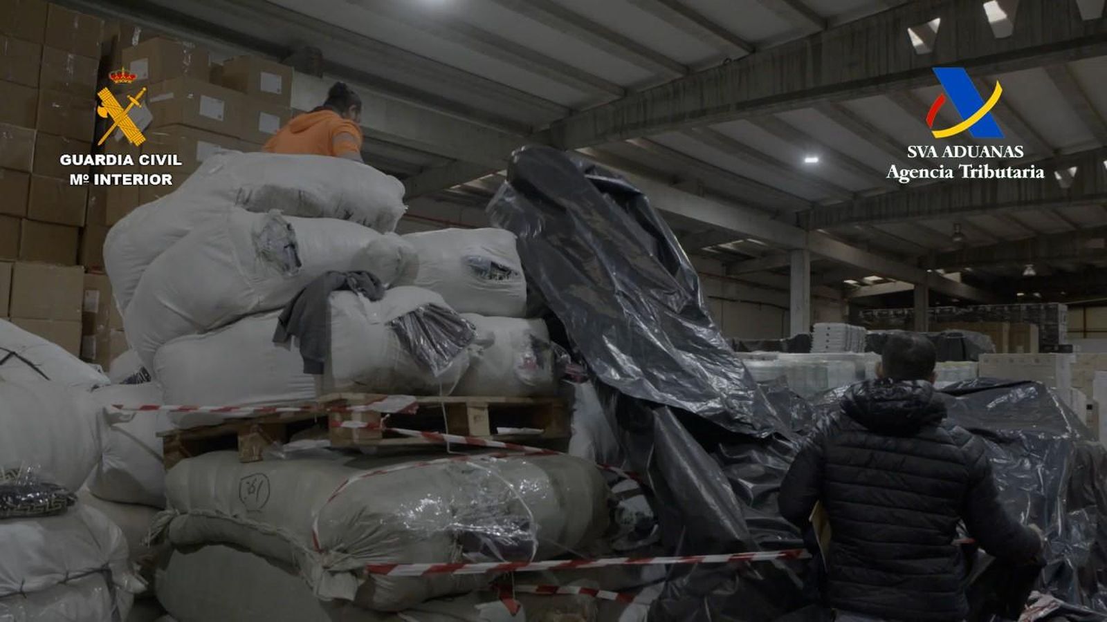 Las prendas, dentro del contenedor