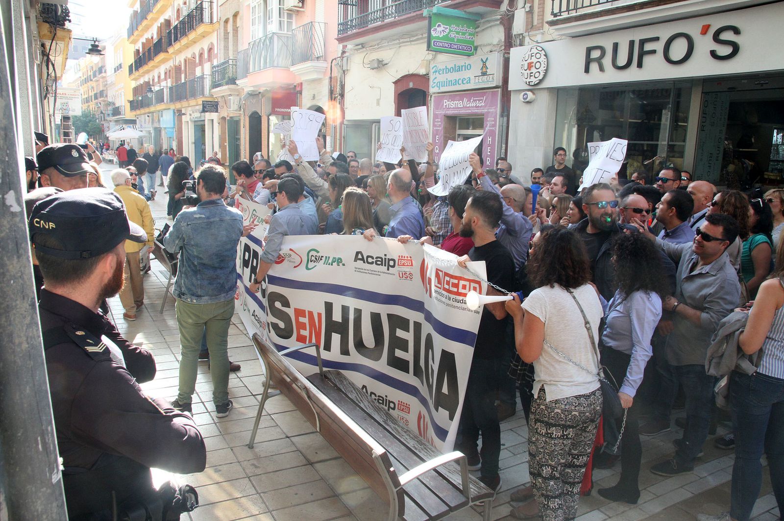 Imágenes de la concentración de funcionarios de prisión ante la subdelegación del Gobierno