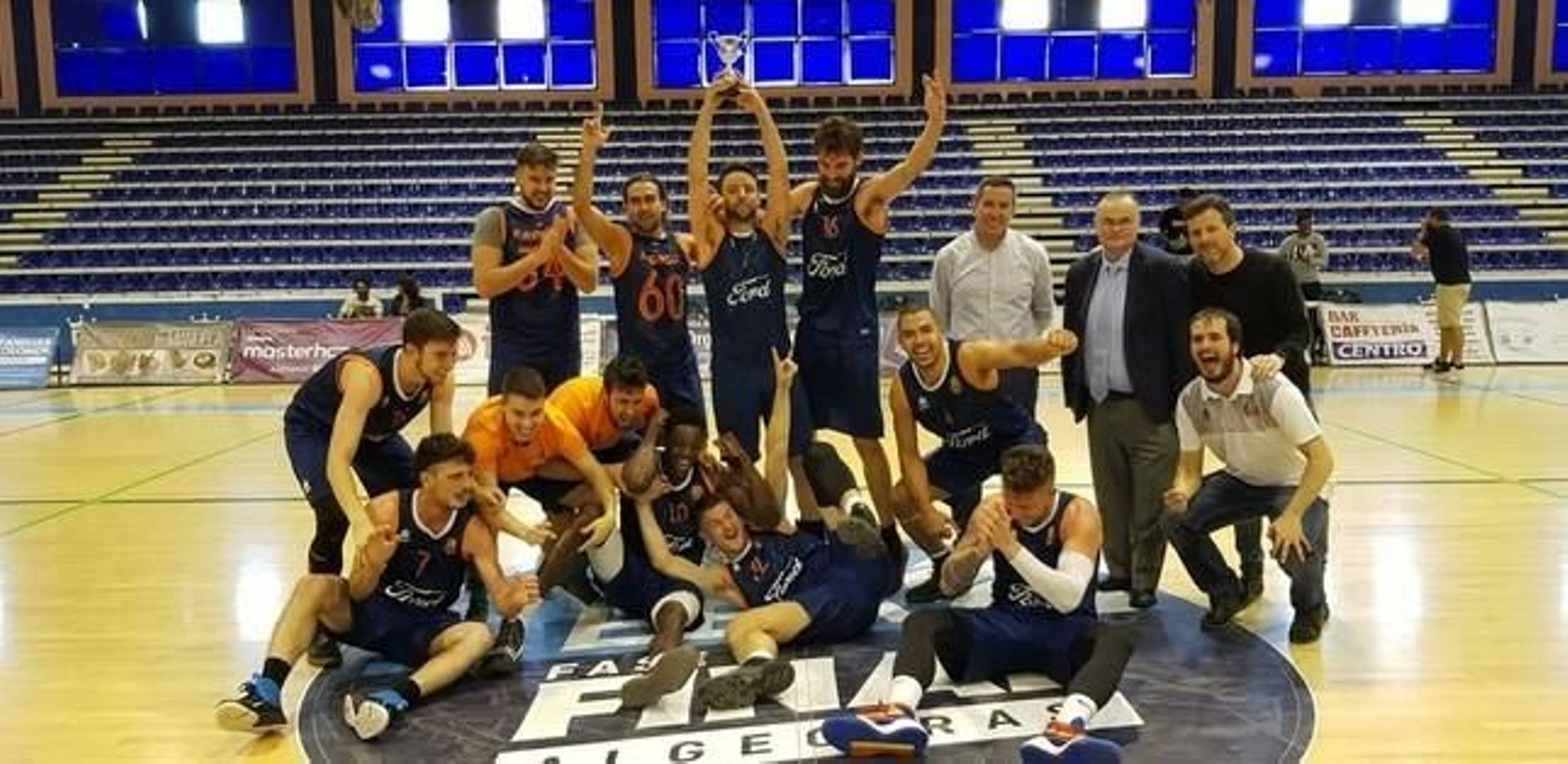 El Tizona de Burgos celebra, sobre la pista algecireña, su ascenso a LEB Plata