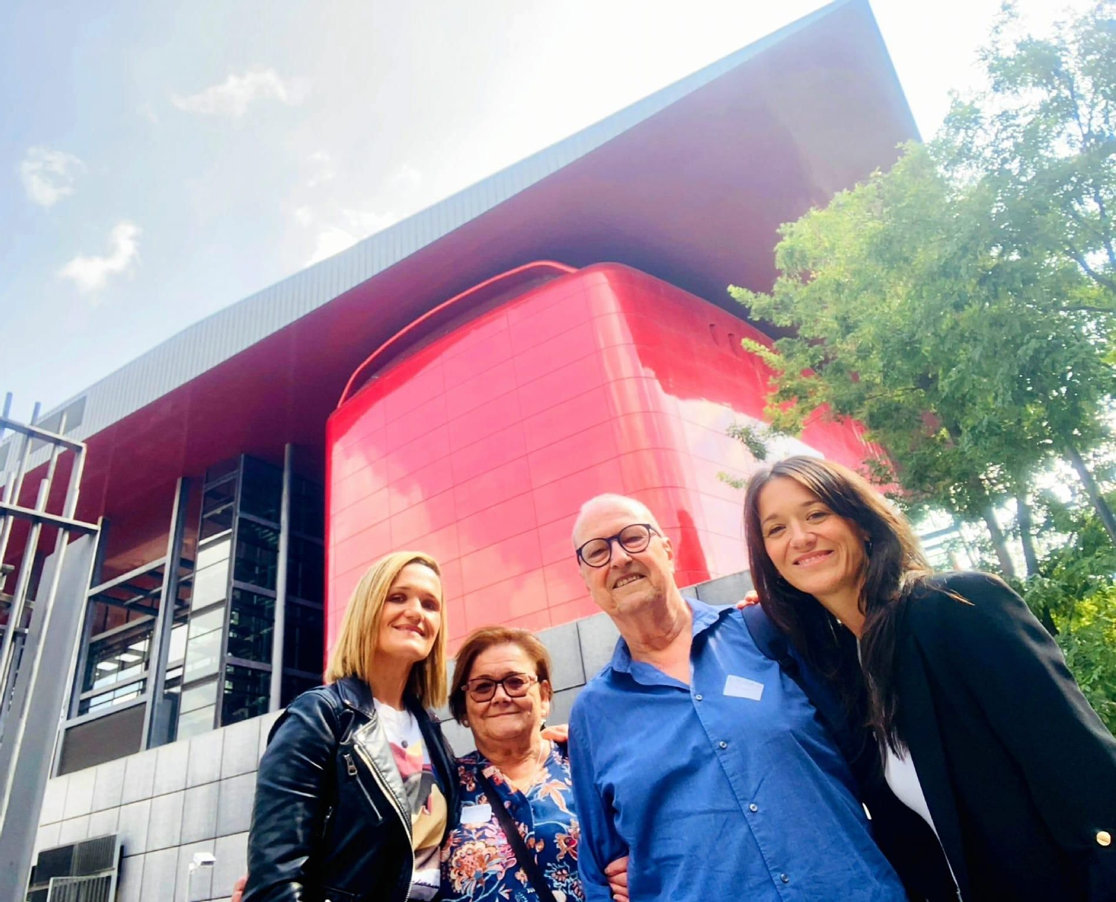 Foto de familia de Nieves Montero, Pepe Montero, Nieves Lomas y Ariana Montero, con el Reina Sofía al fondo, el día de la donación. Foto de familia de Nieves Montero, Pepe Montero, Nieves Lomas y Ariana Montero, con el Reina Sofía al fondo, el día de la donación.