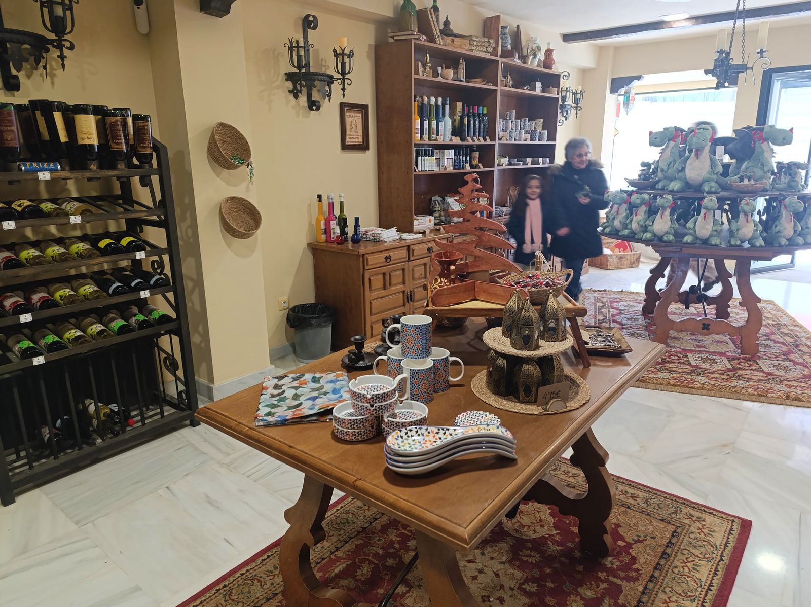 Interior de la tienda Recuerdos del Condestable, en Jaén, con una cuidada selección de aceites, cerámica, vinos y souvenirs inspirados en la tradición y las leyendas de la ciudad.