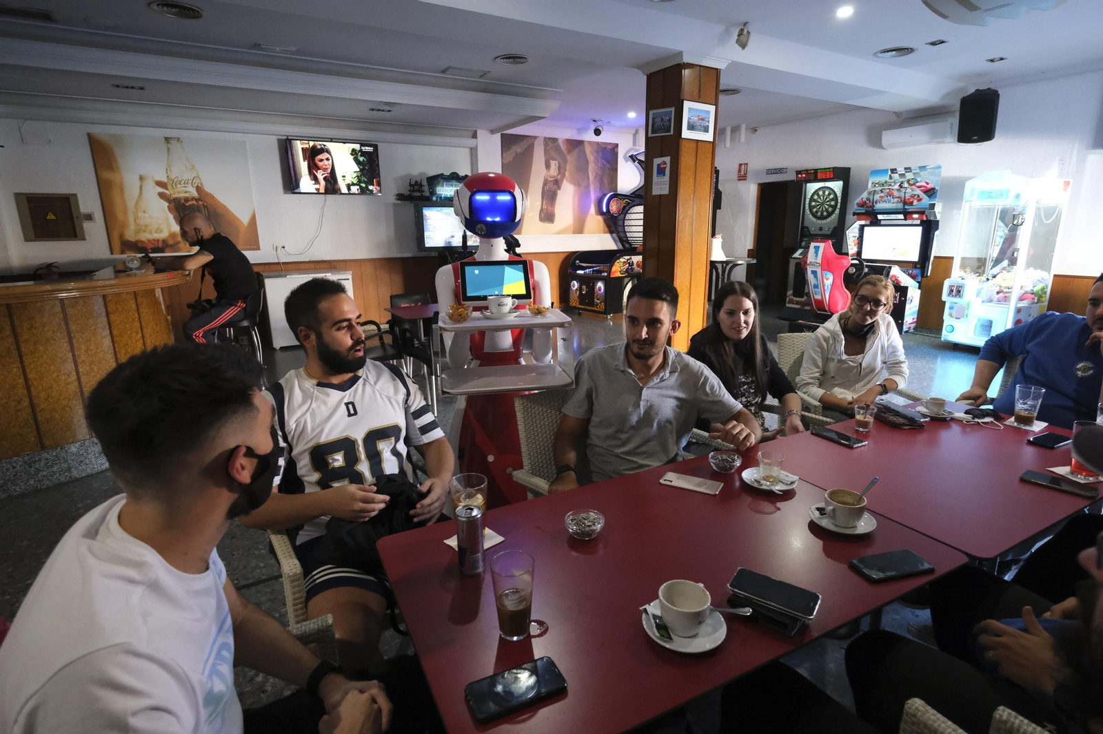 Fotogalería de Herbelita, la robot camarera de El Alquián.