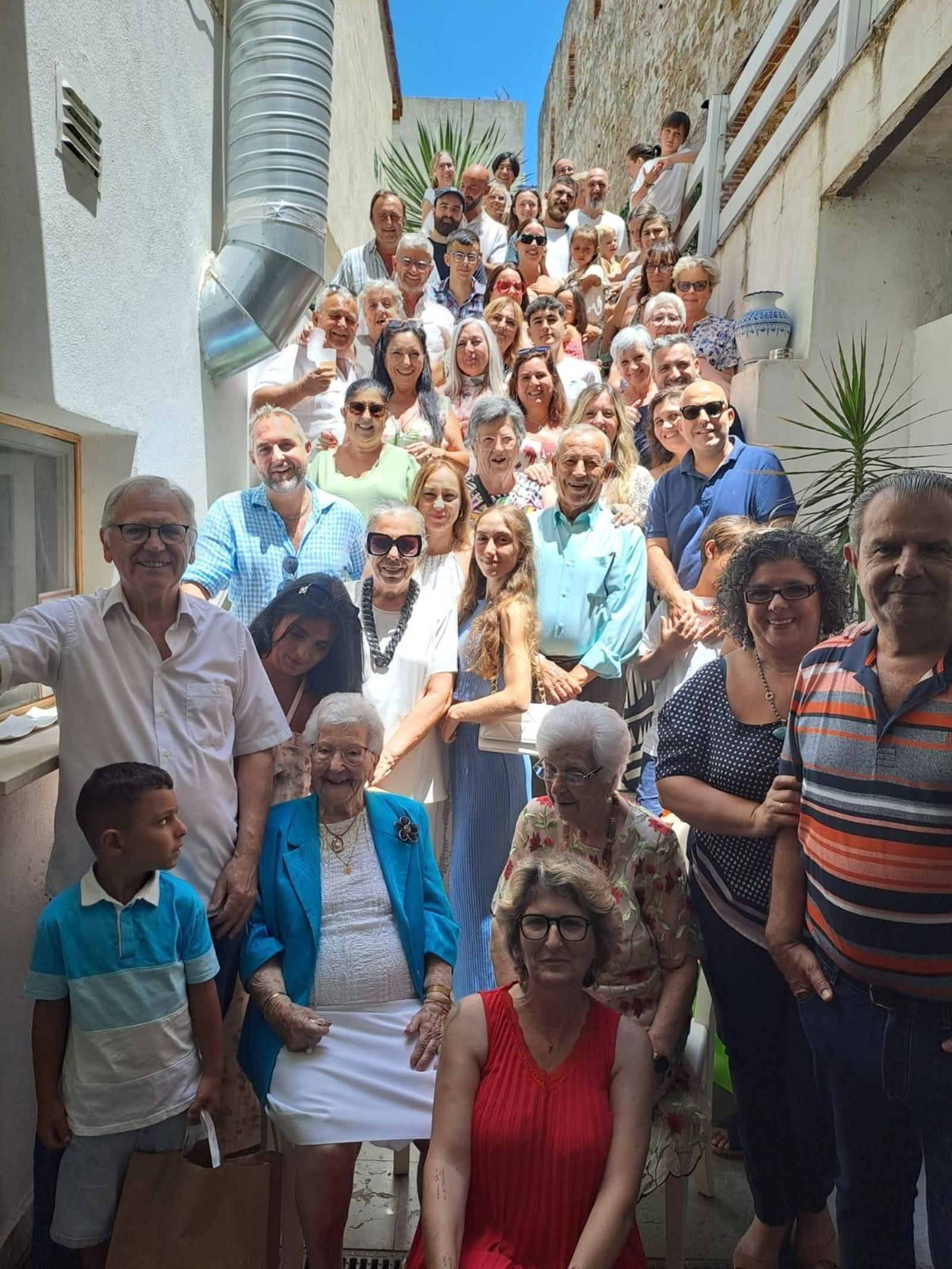 Toda la familia junto a Juana, con chaqueta azul. Toda la familia junto a Juana, con chaqueta azul.