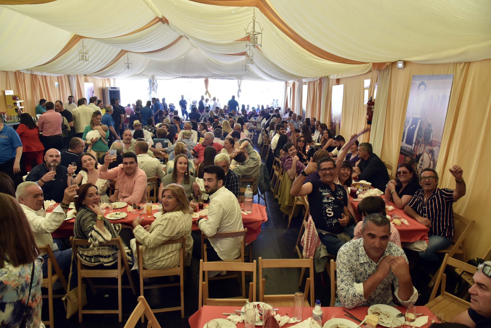Comensales sentados en las mesas de una caseta de la Feria de 2019.