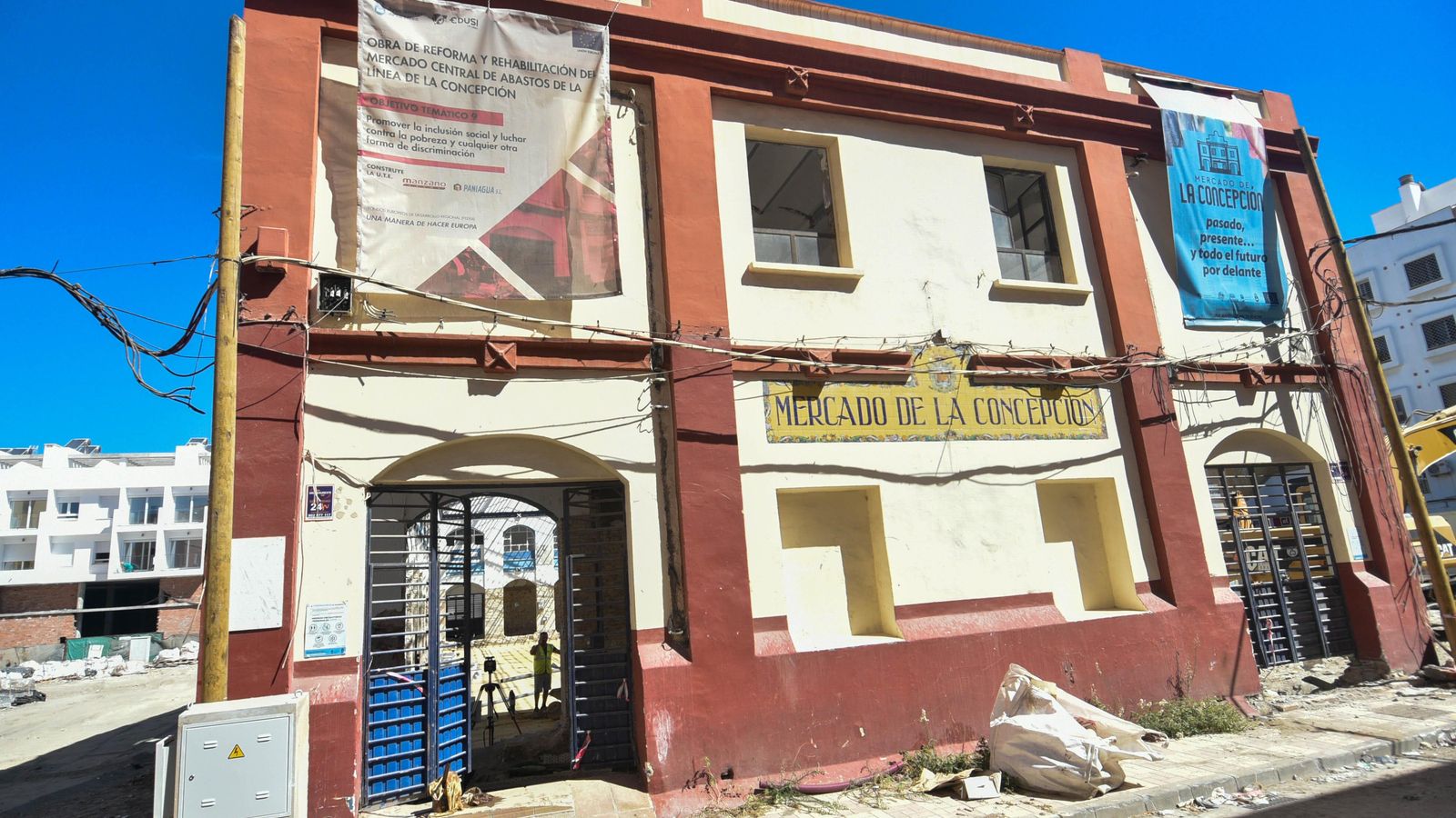 La entrada principal del Mercado de la Concepción donde se ve el azulejo histórico, que deberá ser retirado y vuelto a colocar.