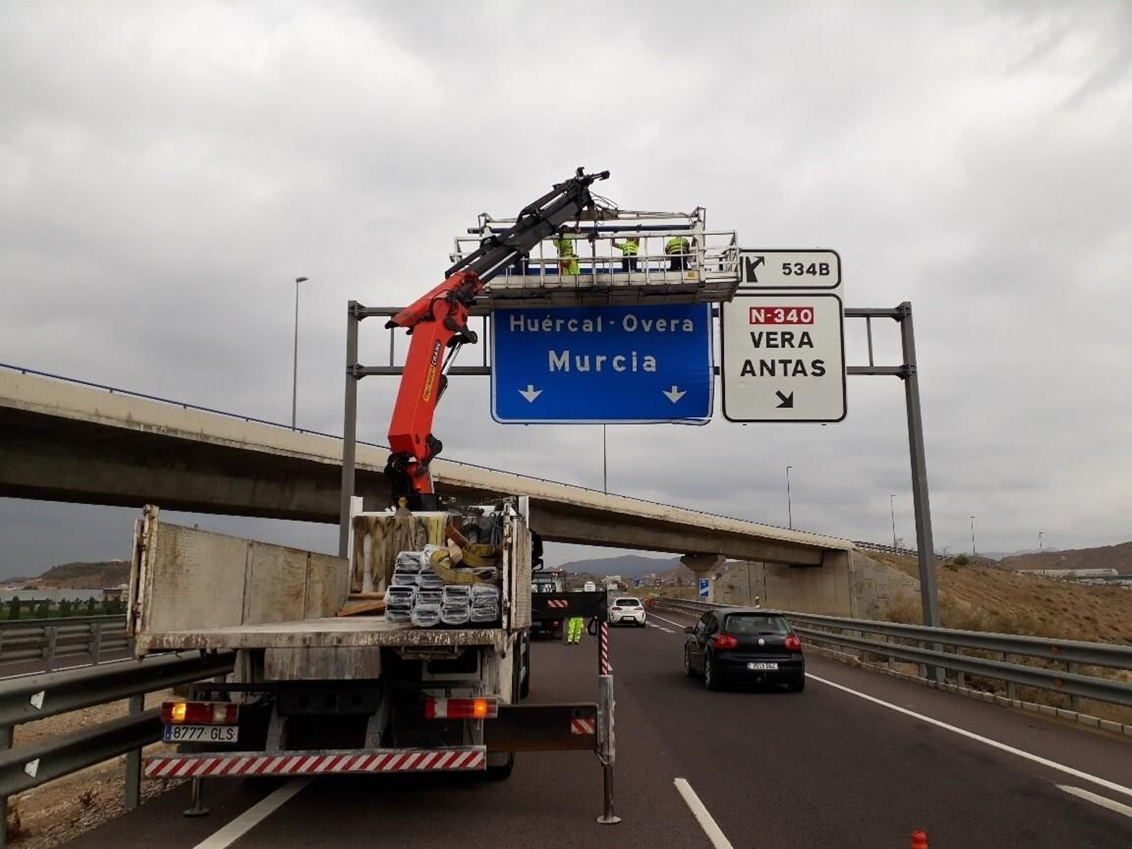 Sustitución de cartel en el km 534 de la A-7.