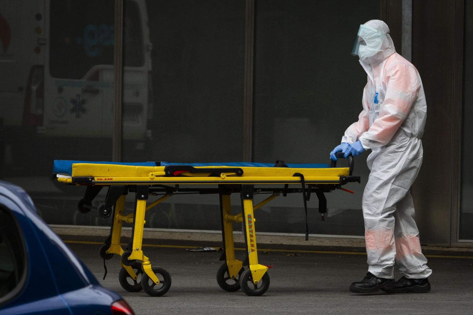 Personal sanitario a las puertas de un hospital.