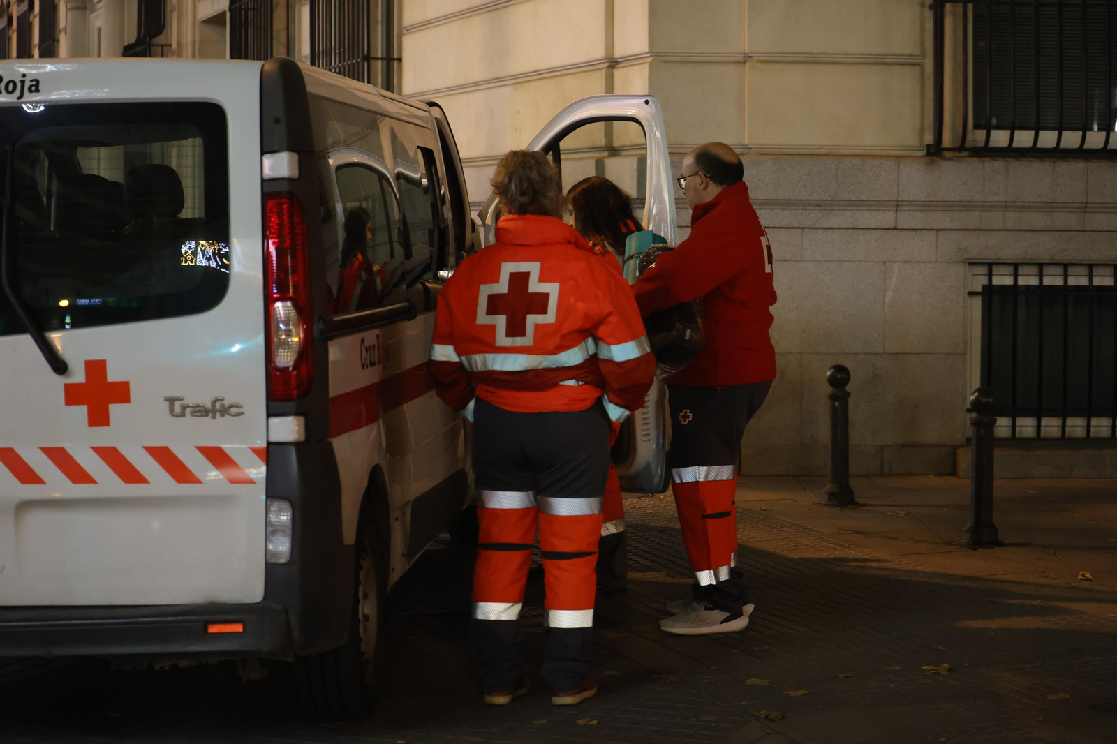 Una noche con el servicio de atención a personas sin hogar de Cruz Roja Córdoba, en imágenes