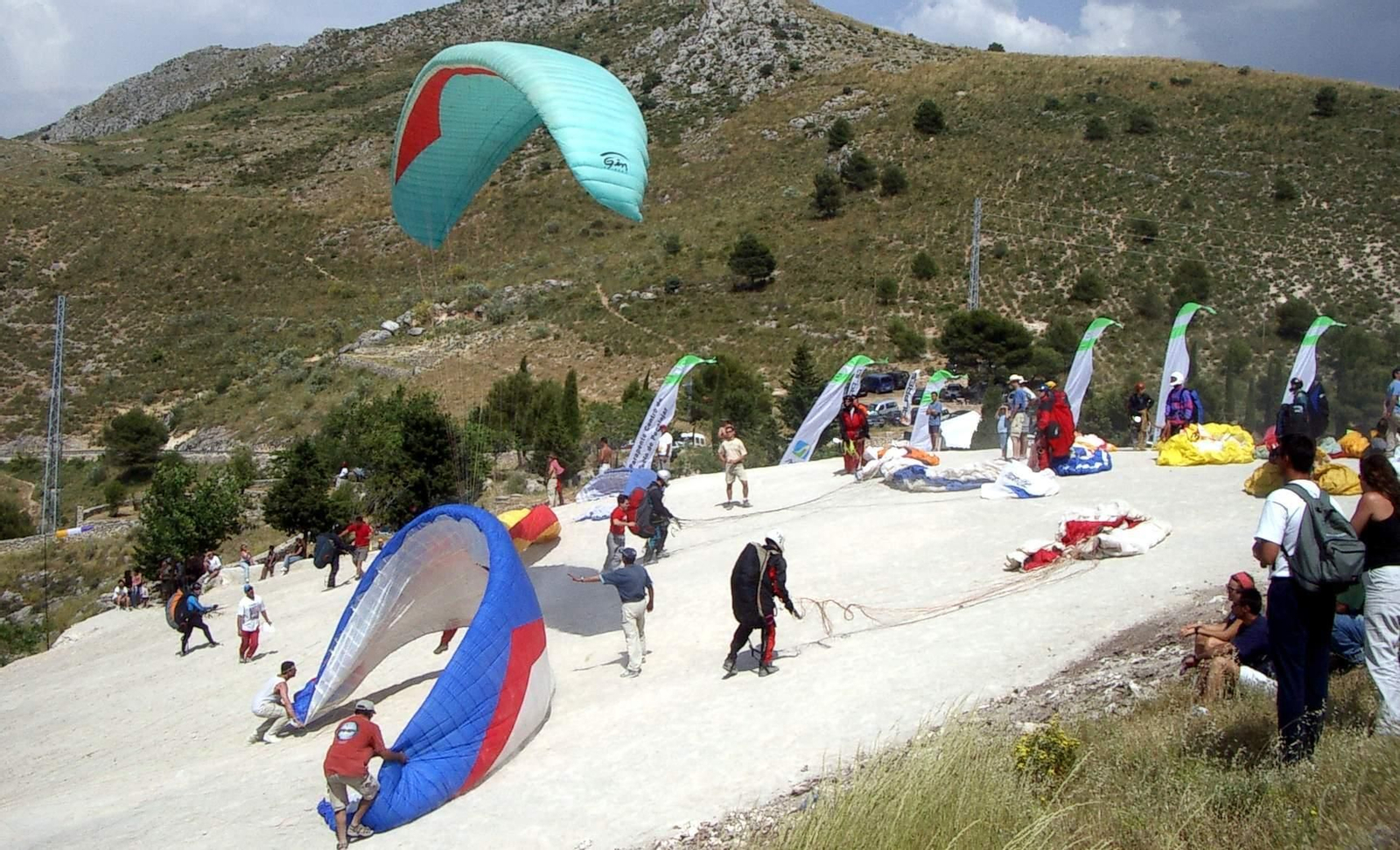 Esta zona de vuelo está ubicado en el acceso sur de la comarca de Sierra Mágina, a 4 kilómetros de la autovía Jaén-Granada.