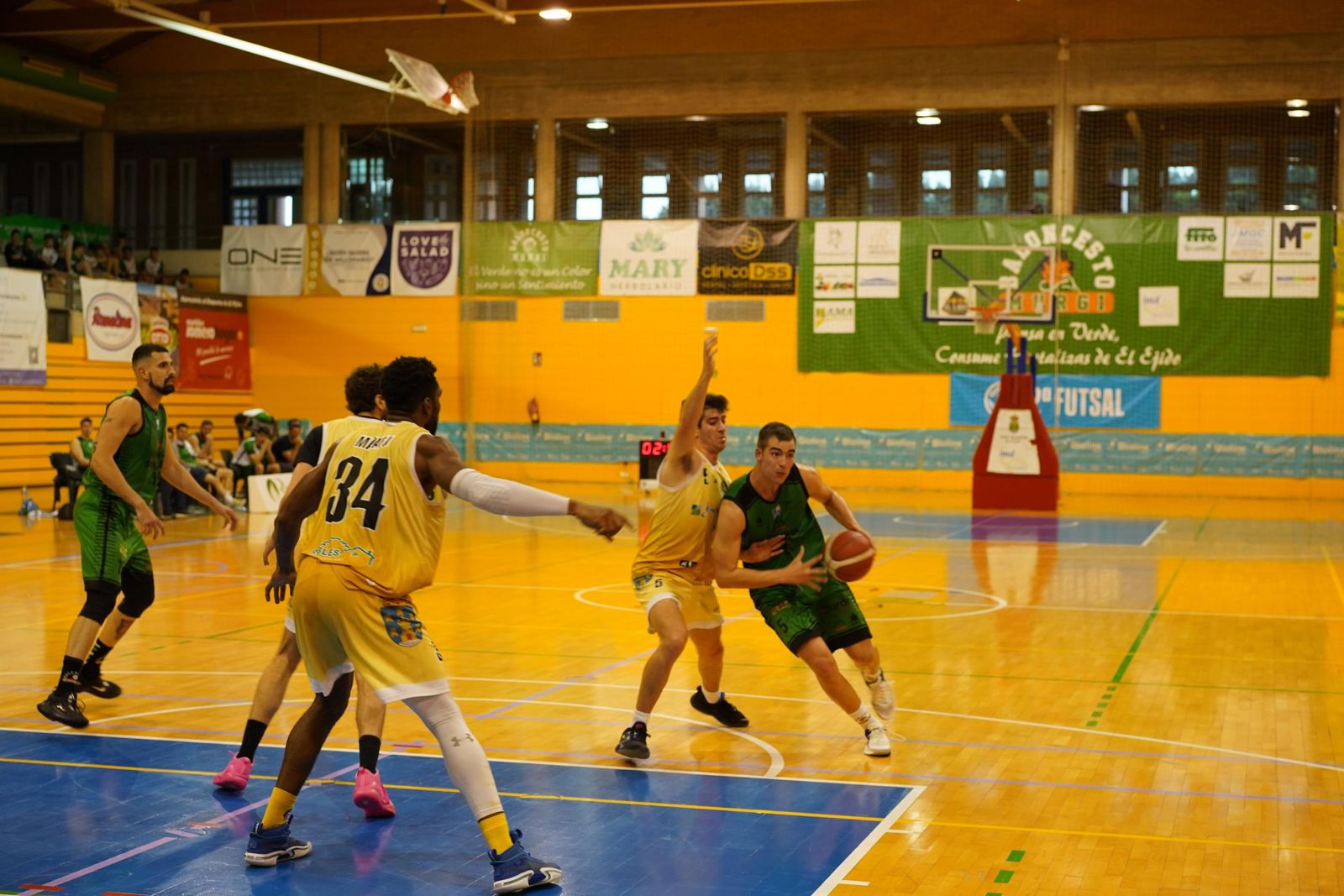 Bernardo Giménez avanza con el balón durante un encuentro con el conjunto ejidense.