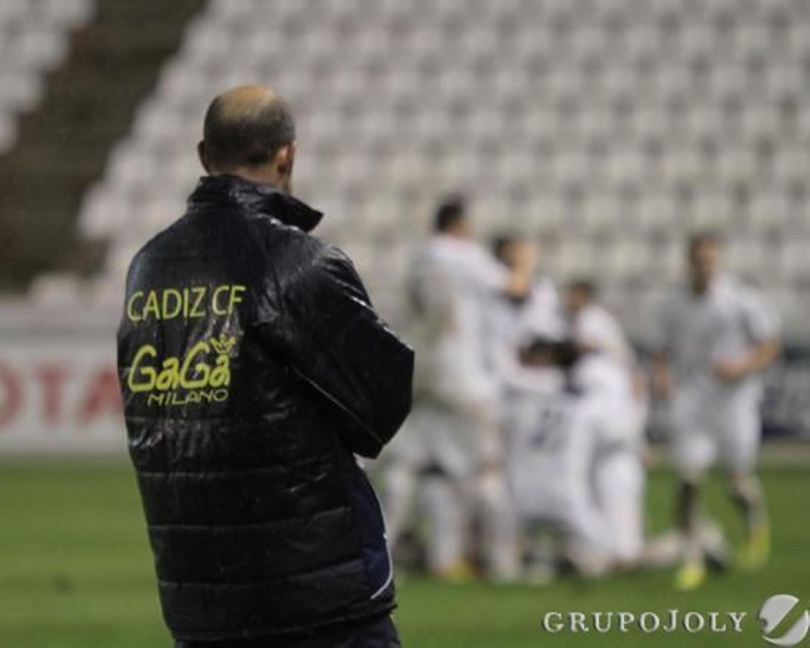 Monteagudo, de espaldas, observa la celebración de los jugadores del Albacete. 

Foto: LOF