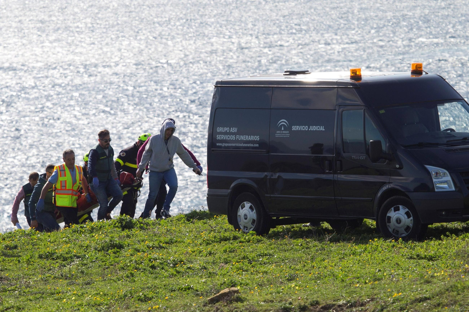 Rescate del cadáver de uno de los marineros en la costa de Tarifa, en Punta de Oliveros, el 28 de enero de 2020.
