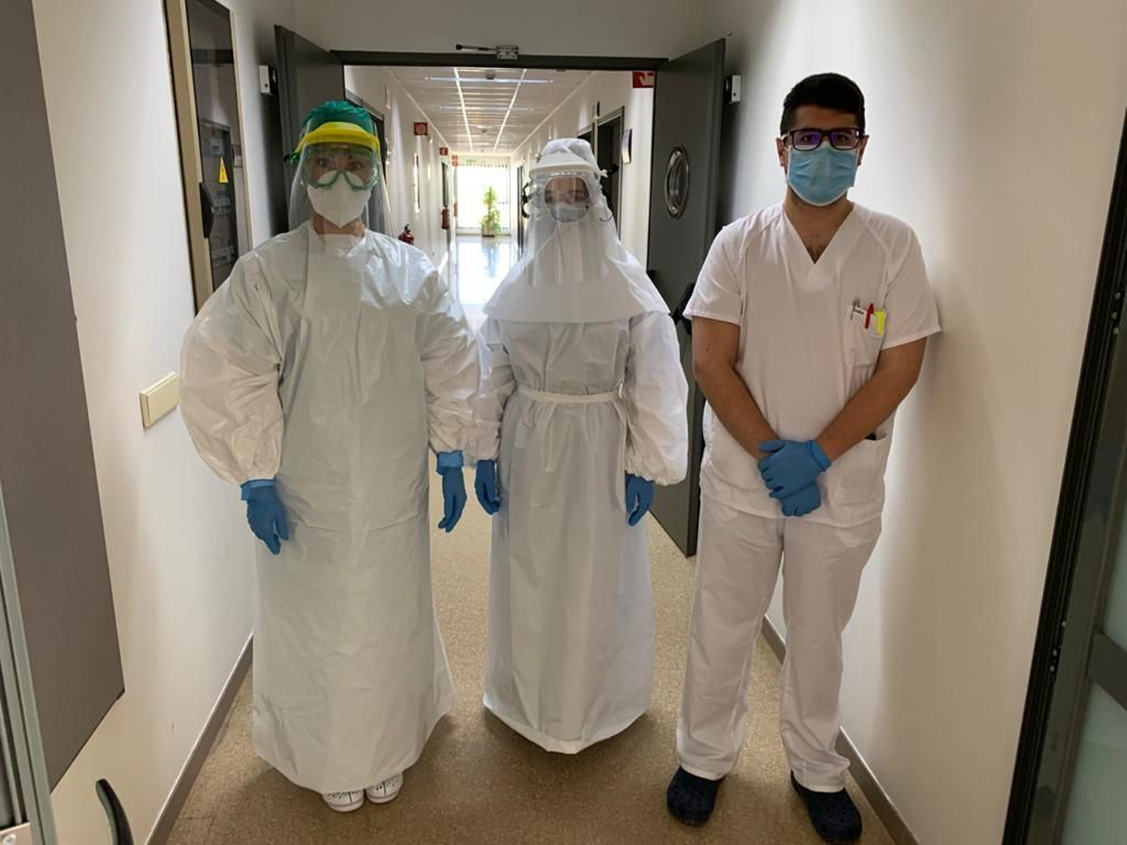 Profesionales sanitarios con los equipos realizados por los voluntarios.