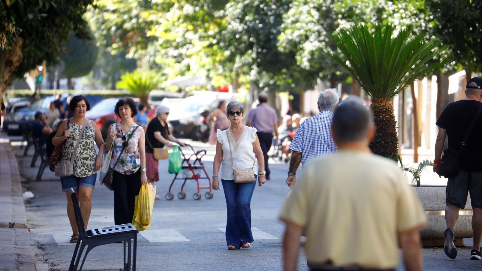 Varias personas caminan por la zona de La Viñuela.
