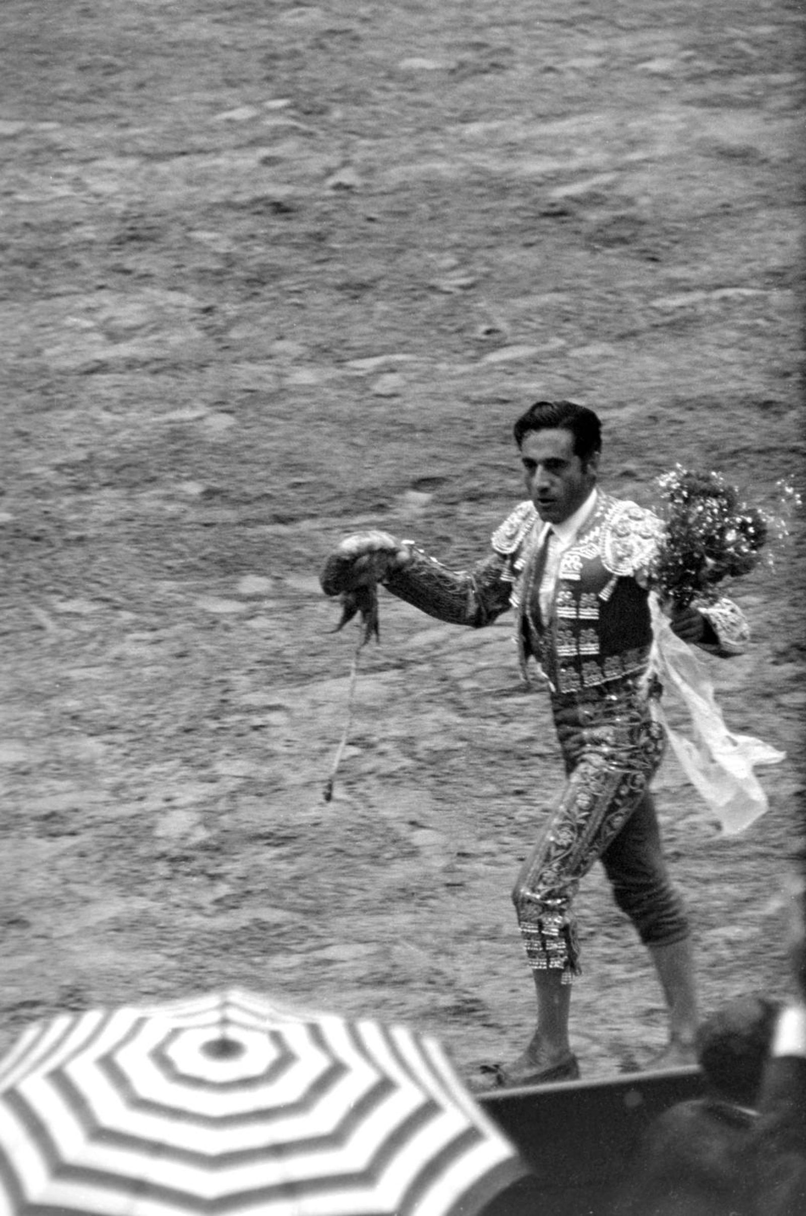 El Gran Miguel de Huelva, el irrepetible Litri, da su última vuelta al ruedo sevillana con un choco en la mano.