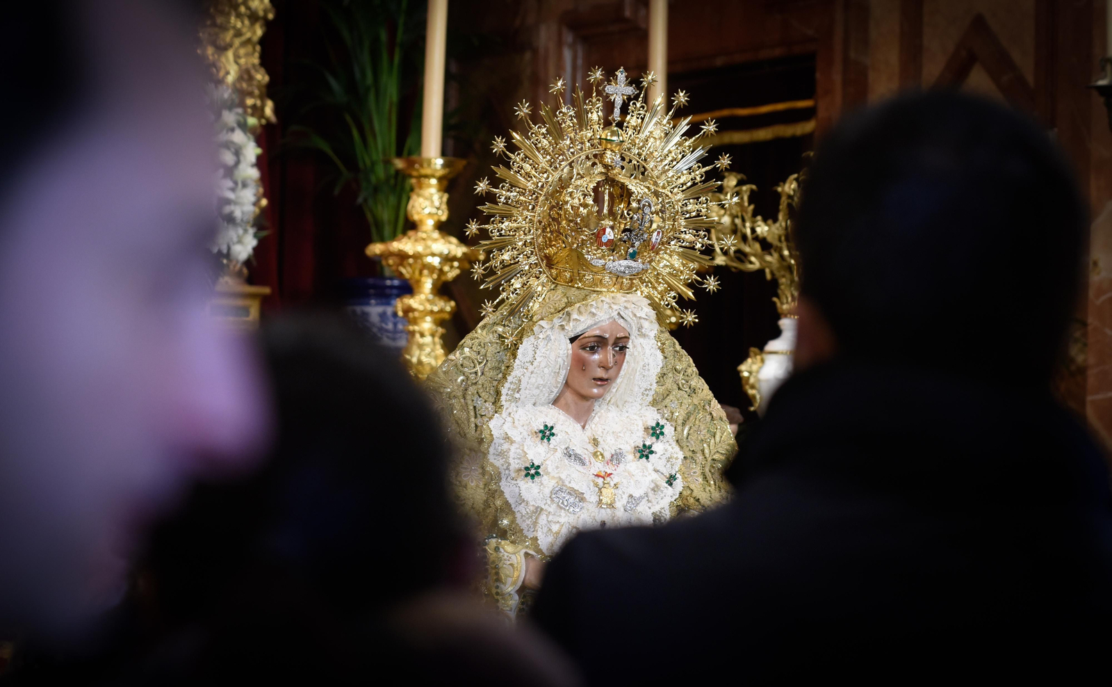 El besamanos de la Macarena, en imágenes