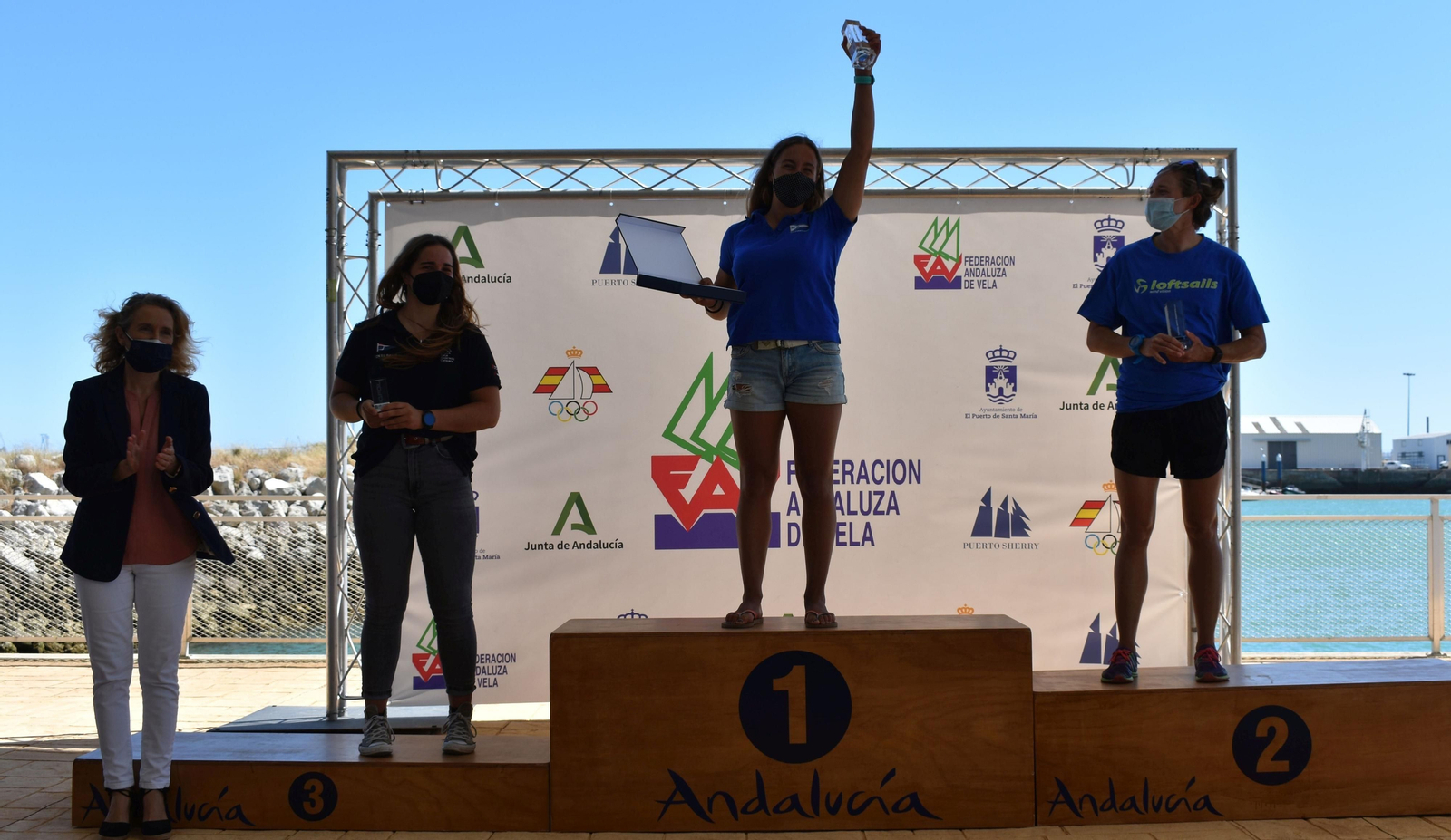 Pilar Lamadrid, en lo más alto del podio del iQFoil femenino.