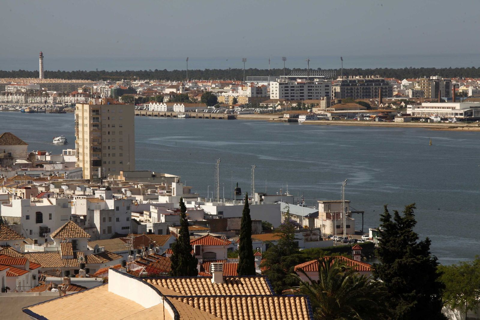 Vista de Ayamonte y Villa Real de San Antonio separadas por el río Guadiana.