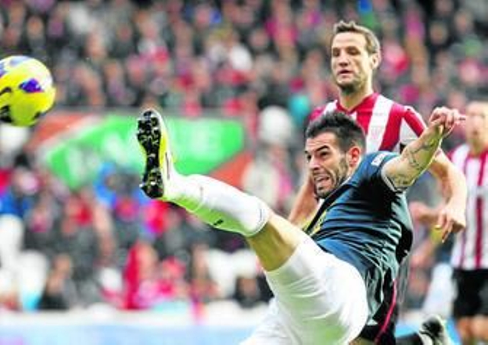 Negredo se estira para llegar al balón ante la mirada de Gurpegui.