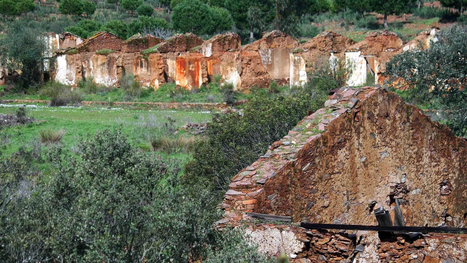 Restos del antiguo poblado minero abandonado de El Sardón
