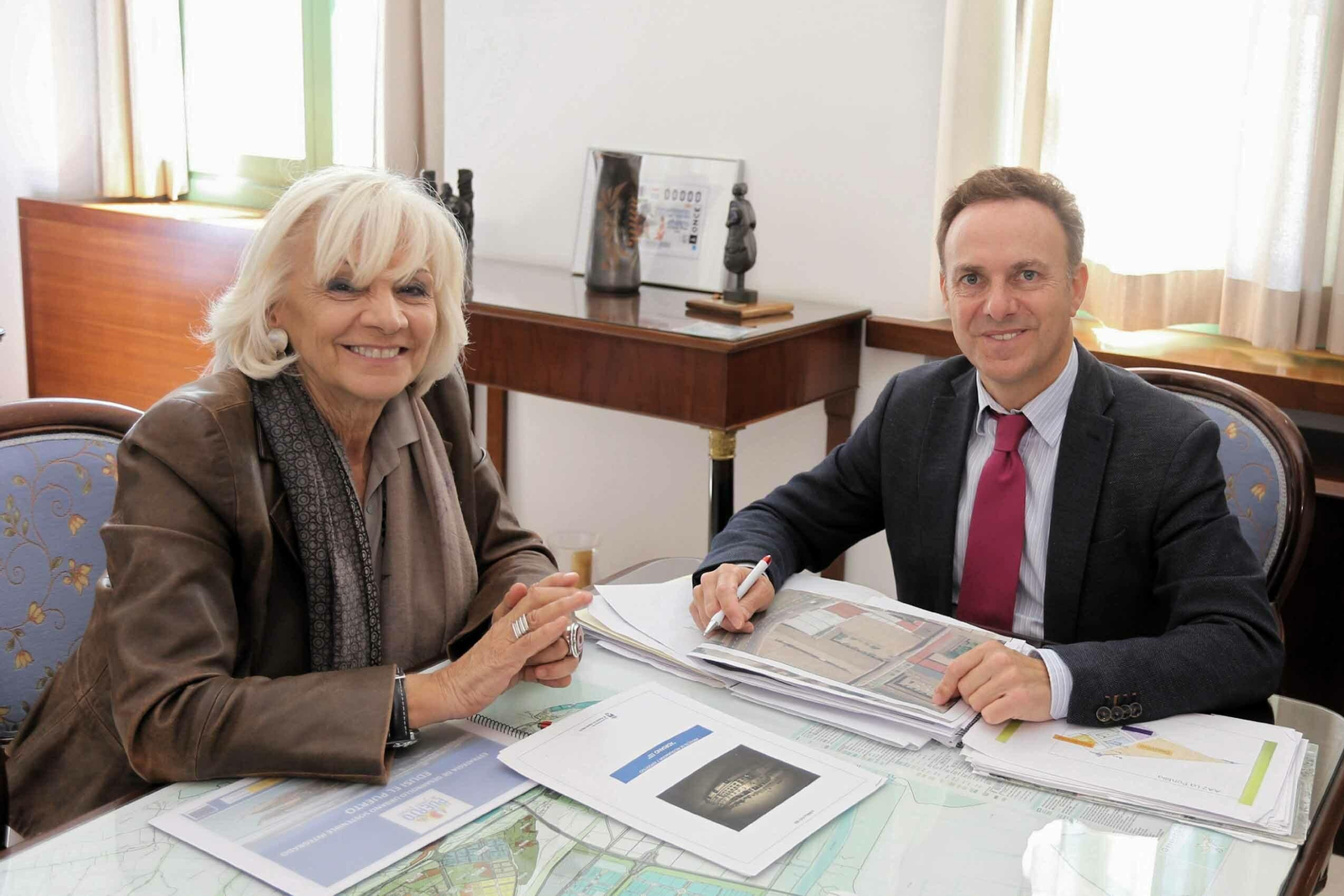 La presidenta de la APBC, Teófila Martínez, con el alcalde de El Puerto, David de la Encina.