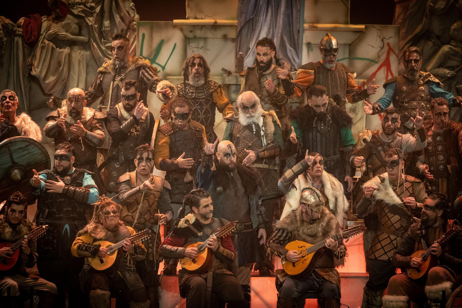 El coro '¡Qué barbaridad!' en un momento de su actuación.