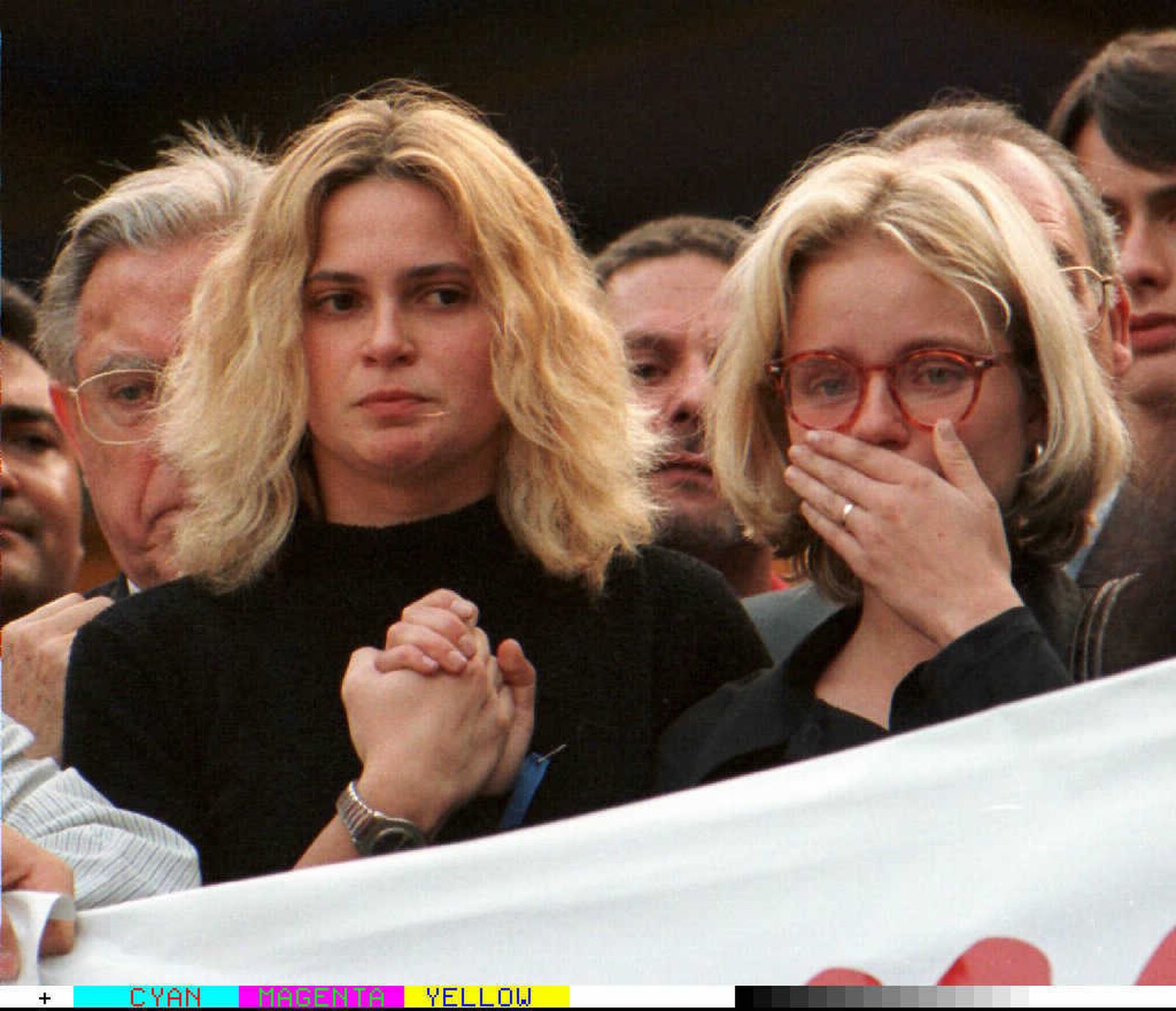 Mari Mar Díaz, novia, y Mari Mar Blanco, hermana, lloran tras la muerte.