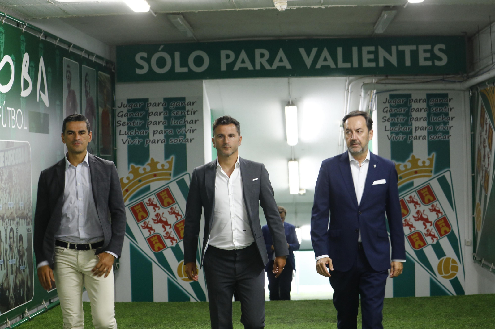 Juanito, Iván Ania y Monterrubio en la presentación del entrenador en El Arcángel.
