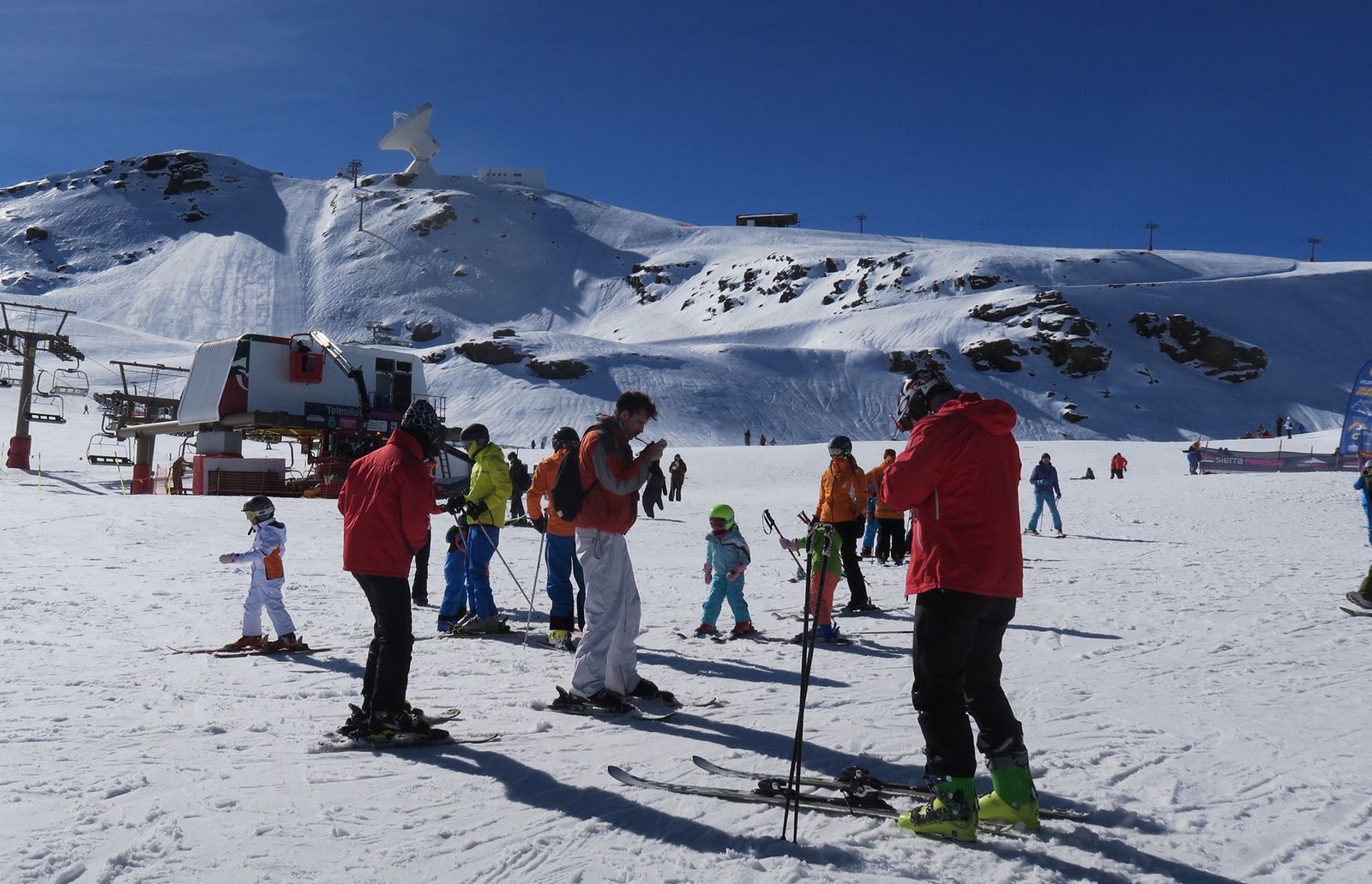 Foto de archivo de esquiadores en Sierra Nevada.