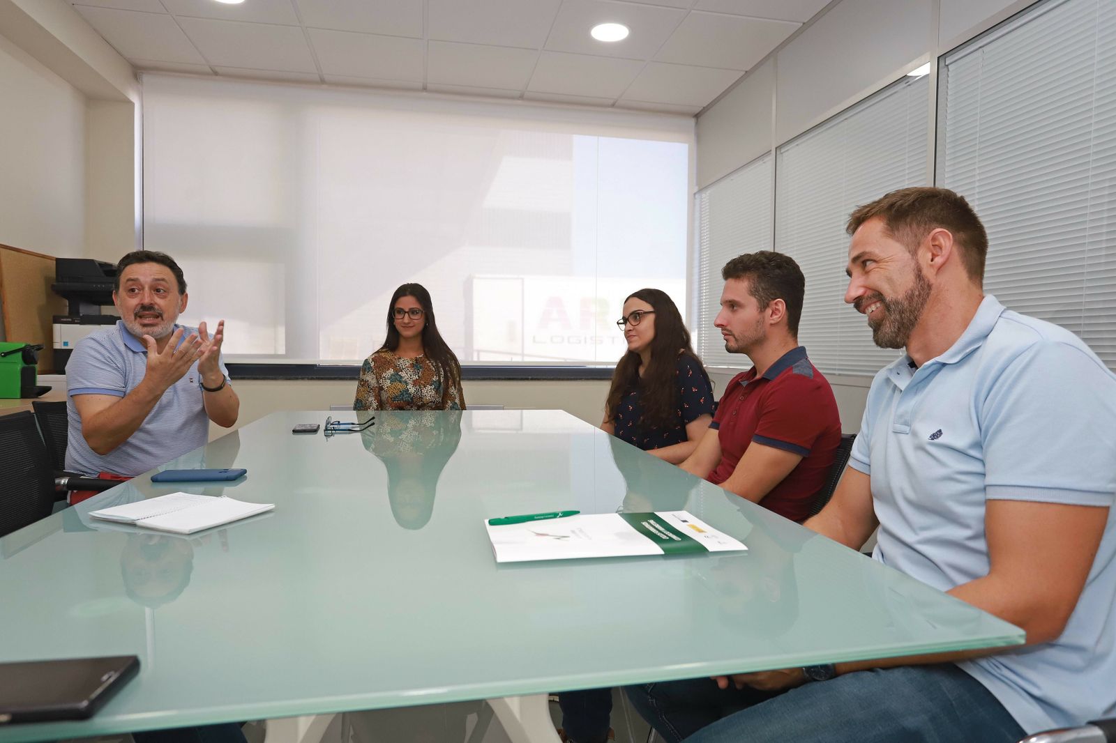 Diego Romero, de Operinter, habla en presencia de los estudiantes y del tutor docente, Juan Luis Vega.