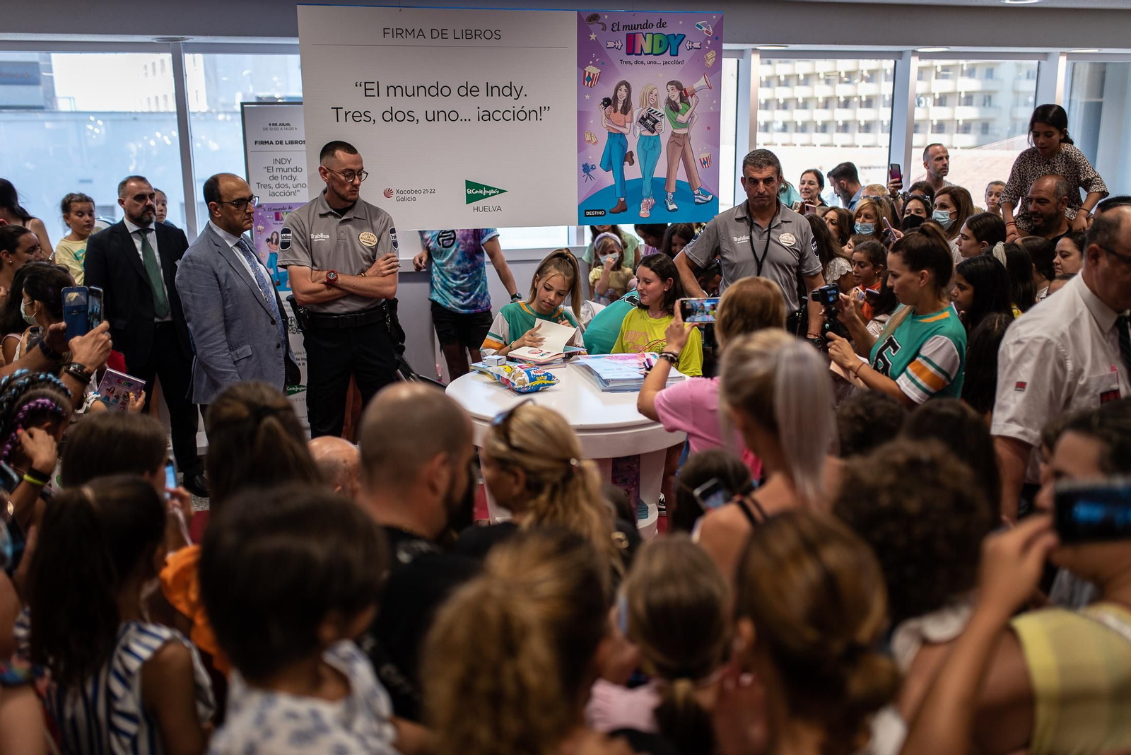 Imágenes de la firma de libros de la youtuber Indy en El Corte Inglés
