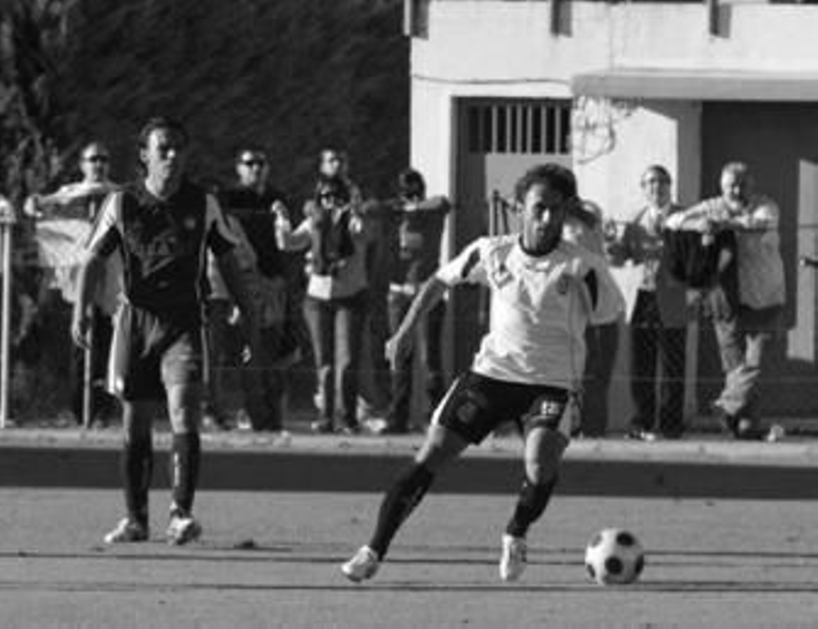 Óscar Silva conduce el balón durante un partido.
