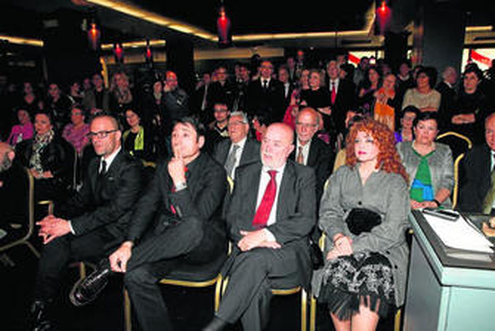 El rector de la UAL acompañado por la profesora Teresa Belmonte y el actor Carmelo Gómez, ayer en la capital bilbaína.
