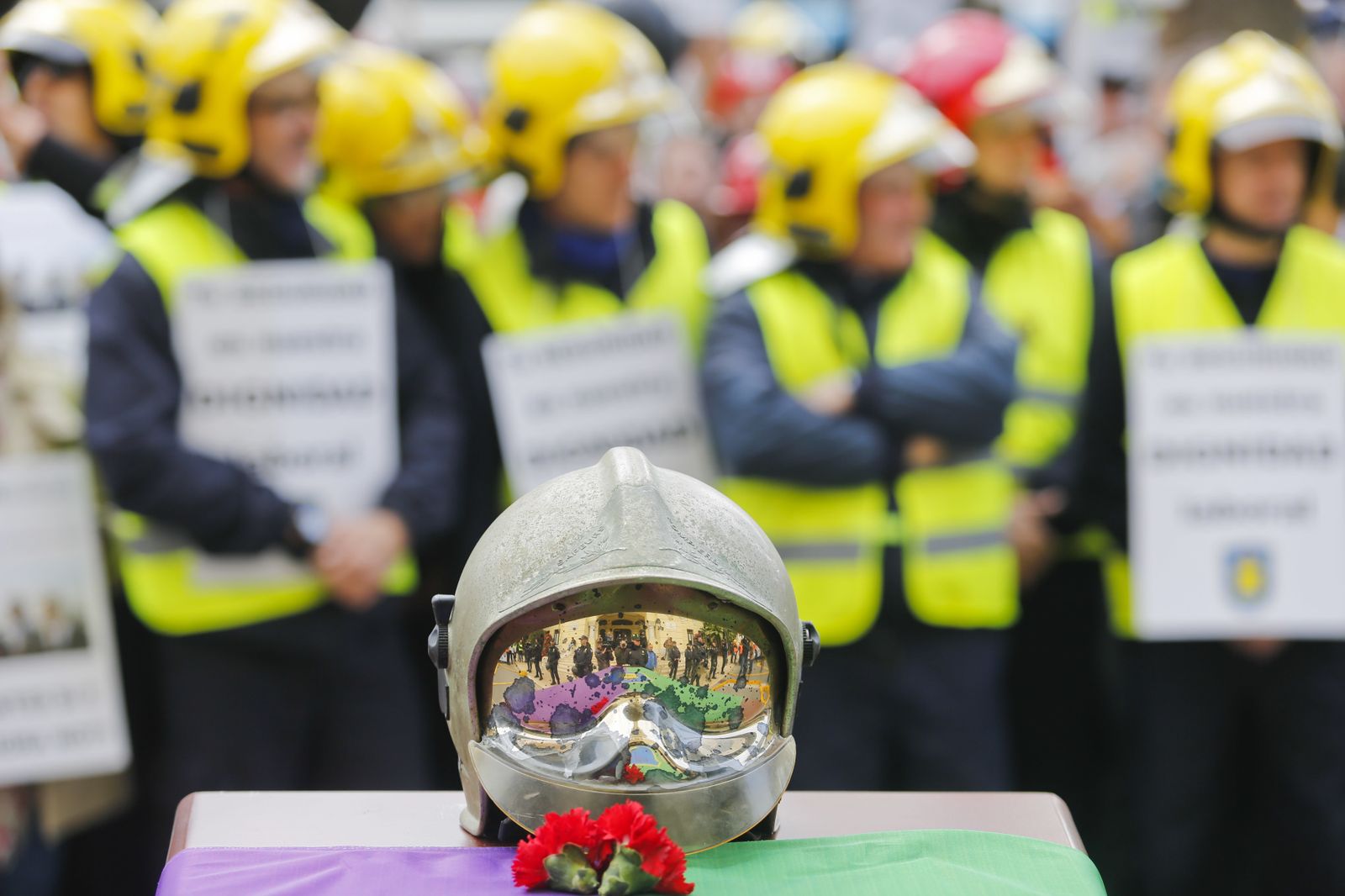 Las imágenes de la 'marcha fúnebre' de los bomberos en Málaga