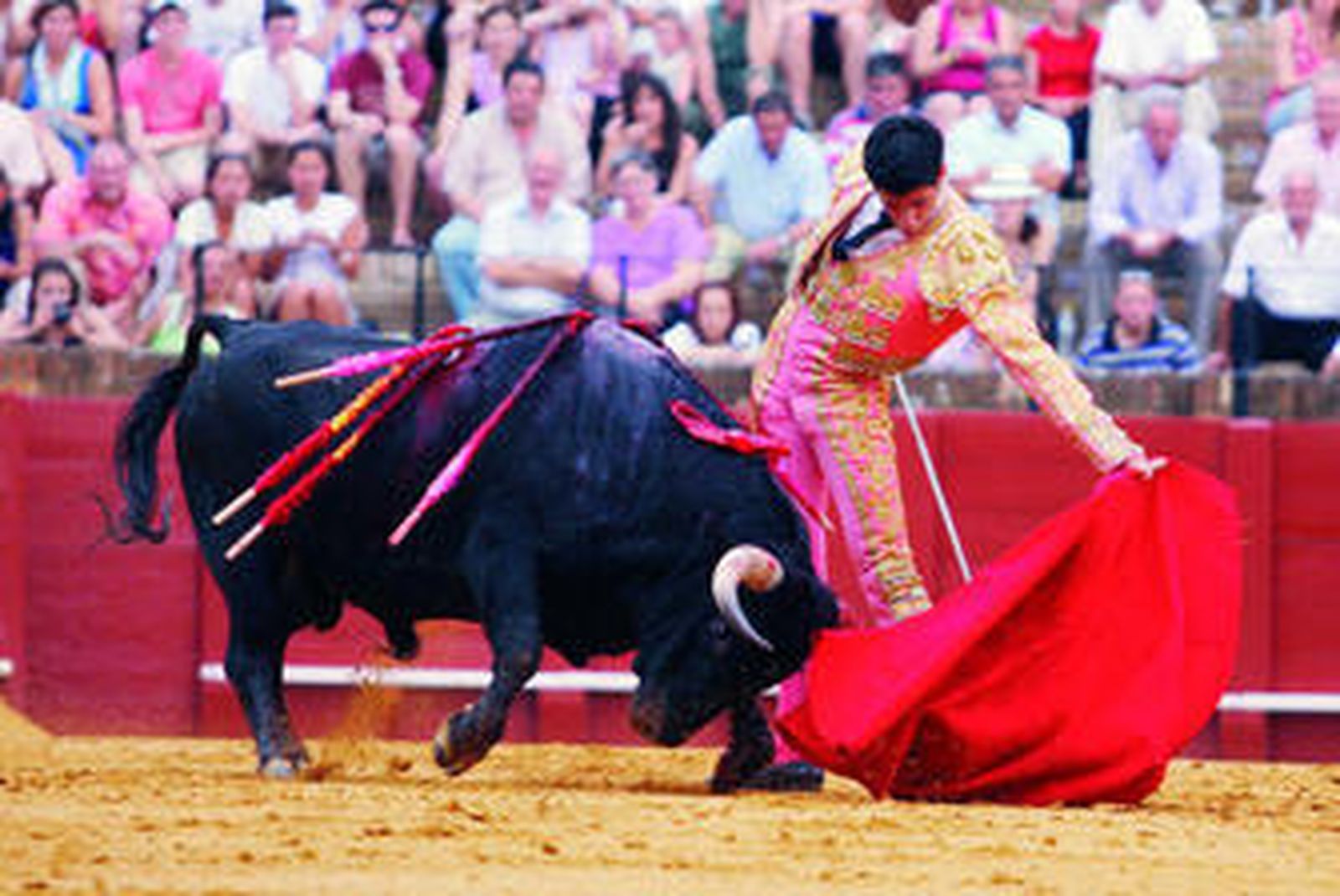 El novillero cordobés Ignacio González, en un natural al segundo novillo del festejo.