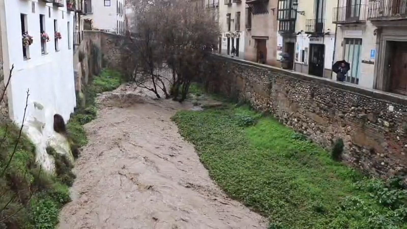El Darro, crecido por la borrasca Leonardo.