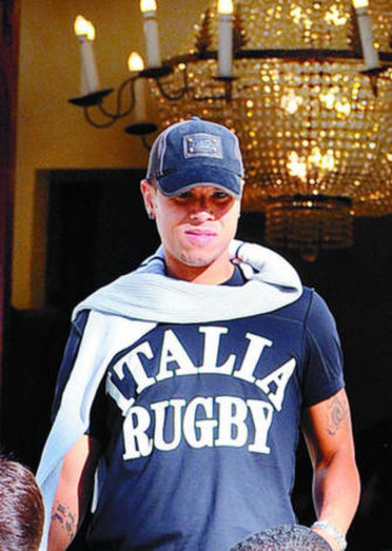 Luis Fabiano abandona el hotel de Brasil en Johannesburgo para dar un paseo por la ciudad.