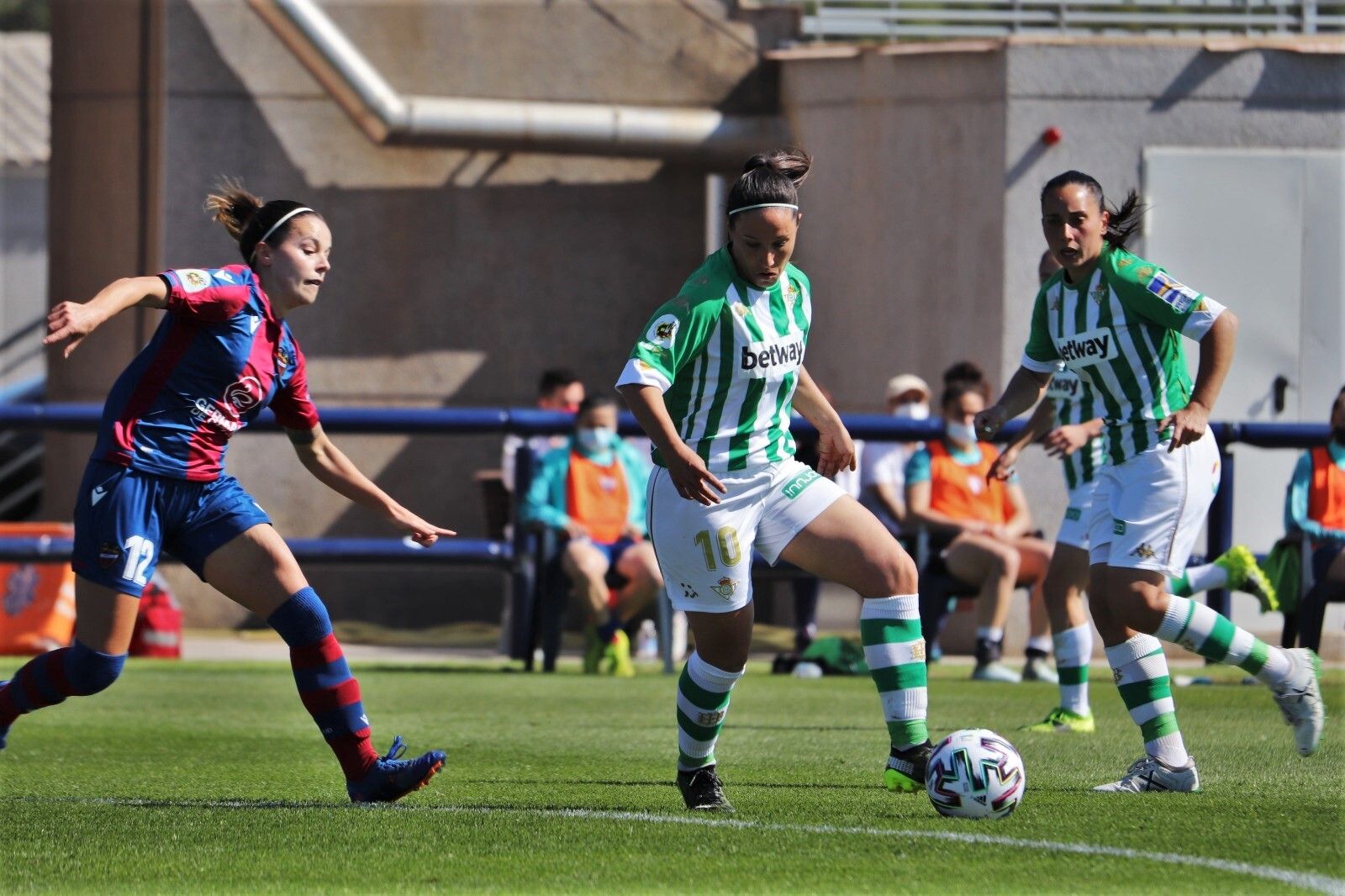 La goleadora Mari Paz conduce el balón con su pierna izquierda.