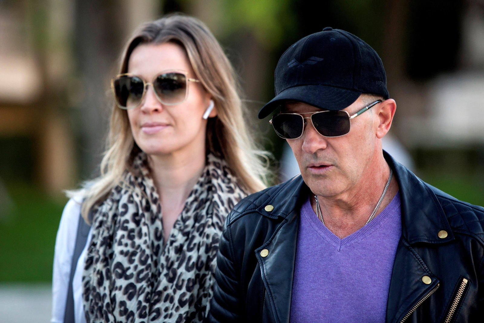 Antonio Banderas y su pareja, Nicole Kimpel, ayer en el cementerio de San Gabriel. Antonio Banderas y su pareja, Nicole Kimpel, ayer en el cementerio de San Gabriel.
