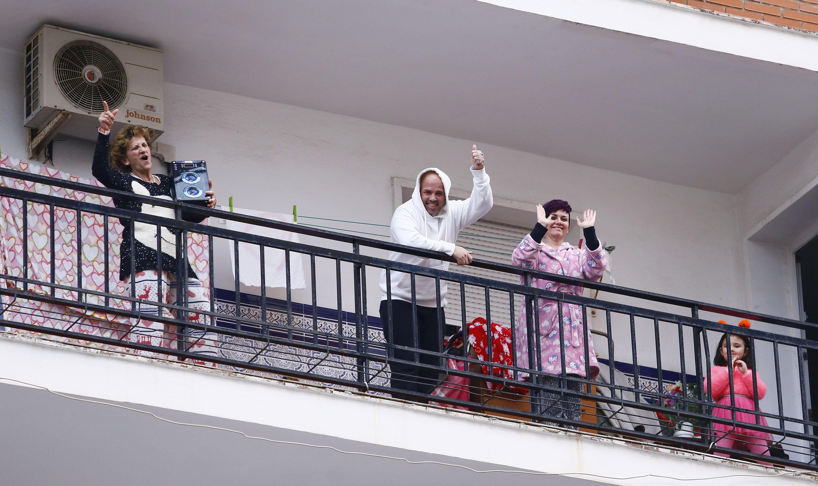 Coronavirus: El primer día de aplausos en Málaga en el que el sol aún no ha caído, en fotos