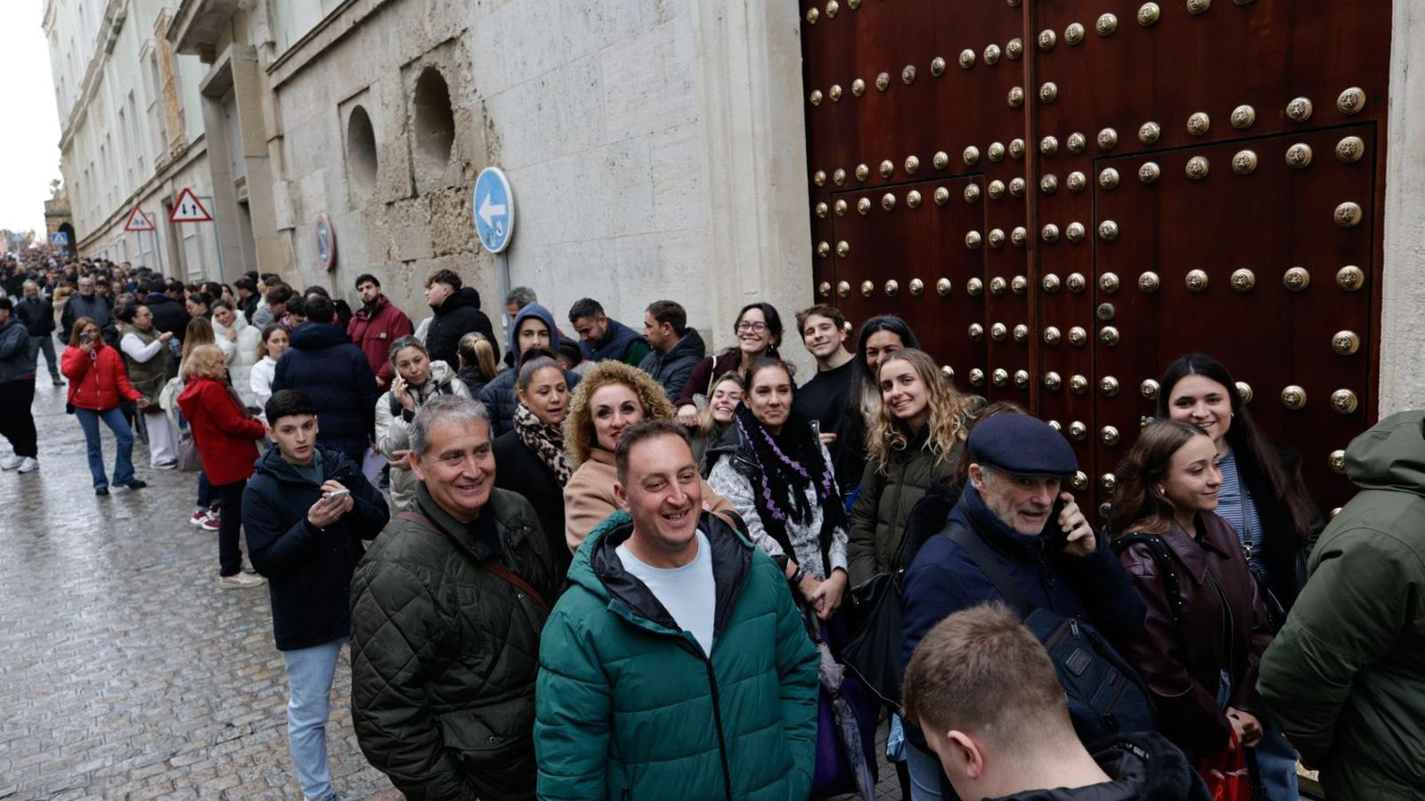 Colas esta tarde para conseguir entradas para la Final del Falla del COAC 2026