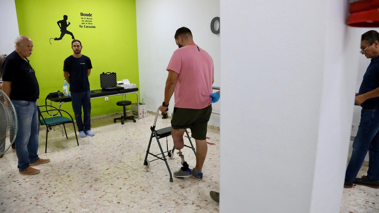 Rafael en la ortopedia OrtoMálaga, donde este sábado la pusieron la prótesis. Rafael en la ortopedia OrtoMálaga, donde este sábado la pusieron la prótesis.