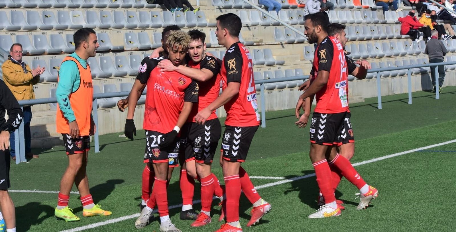 Los jugadores del Salerm Puente Genil celebran el gol de Gianluca Lorenzoni al Rota.