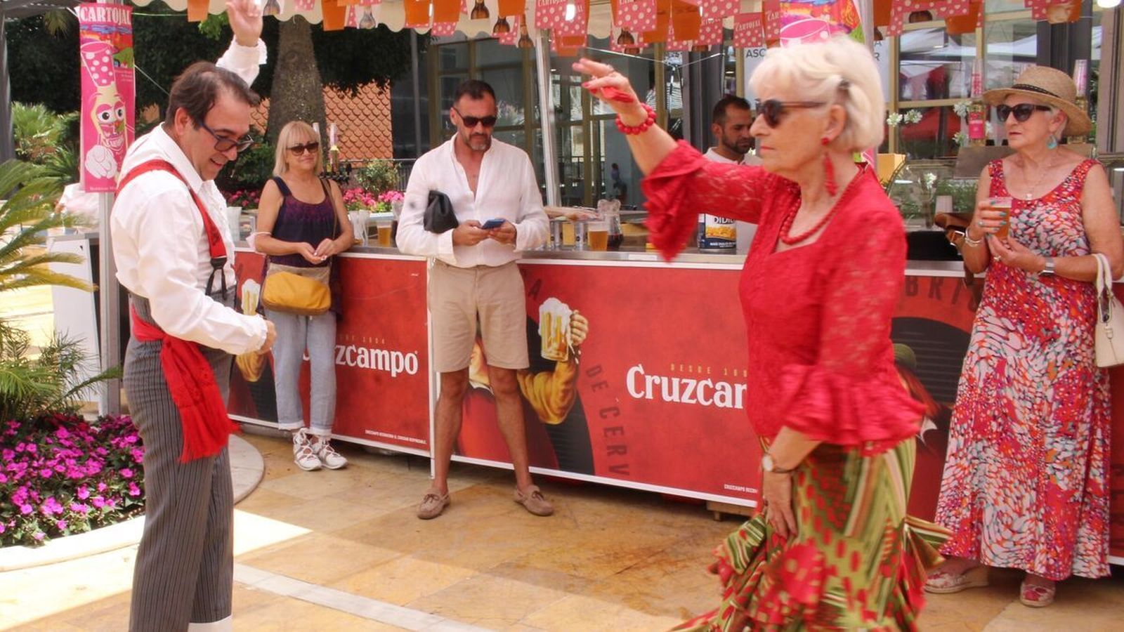 Una pareja bailando sevillanas en la Feria de Día de Marbella.