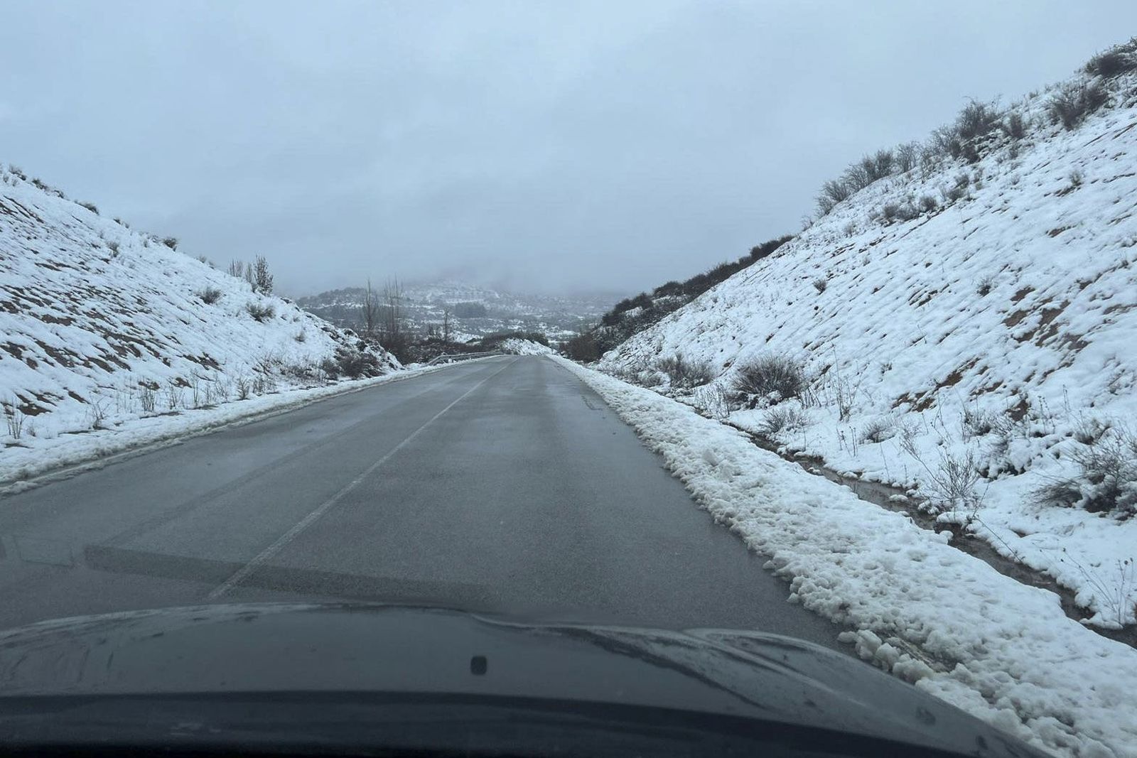 La nieve tiñe de blanco en norte de España