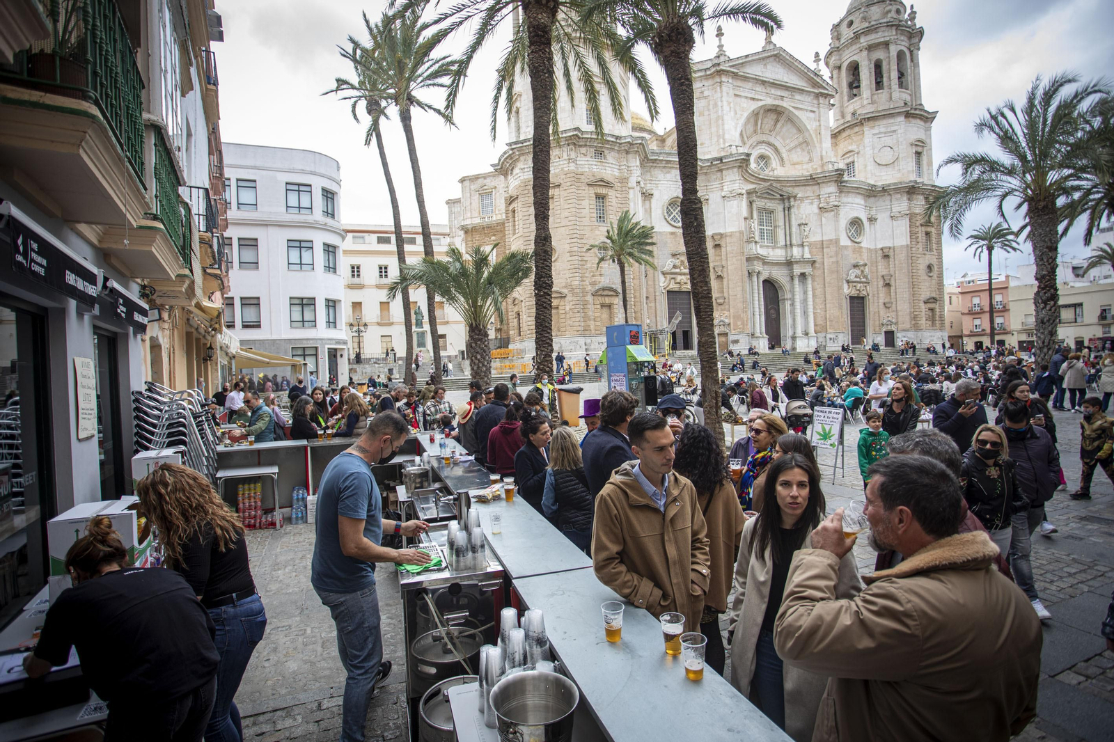 Una barra de bar en la plaza de la Catedral esquina a la calle Pelota.