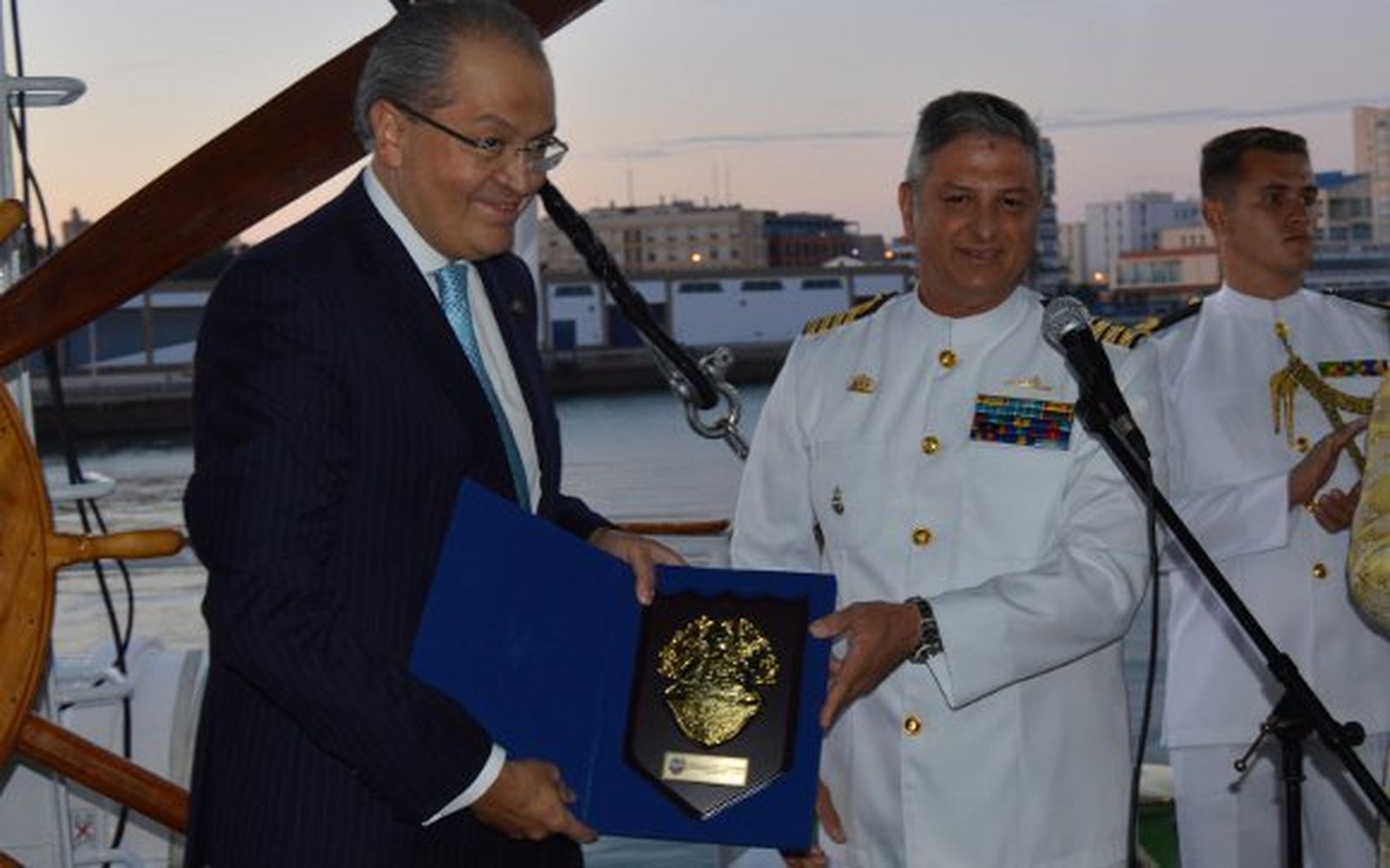 El embajador de Colombia en España, Fernando Carrillo, recibiendo una placa del comandante del buque Reynaldo Espinosa Heidmann.  Foto: Ignacio Casas de Ciria